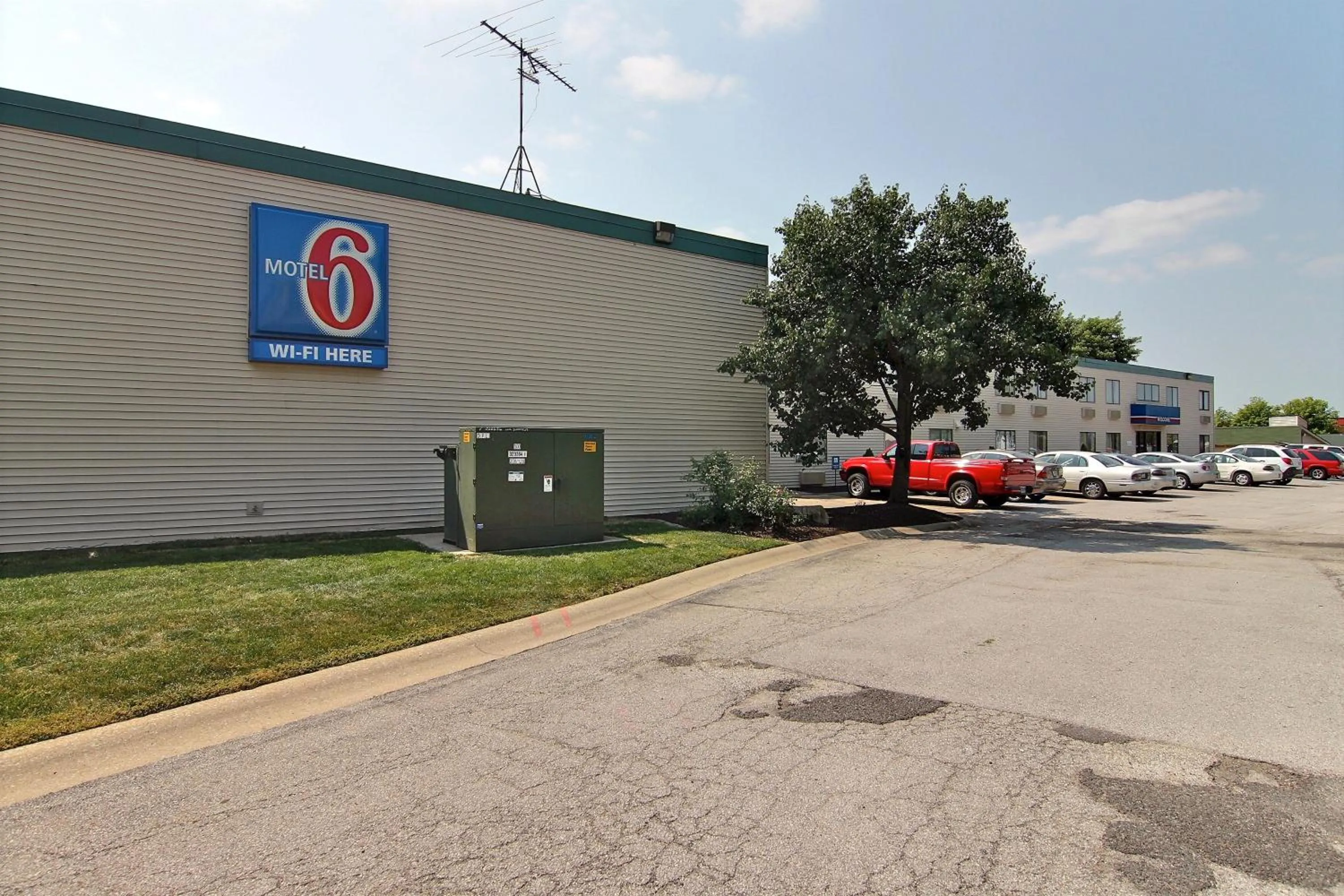Facade/entrance in Motel 6-Merrillville, IN