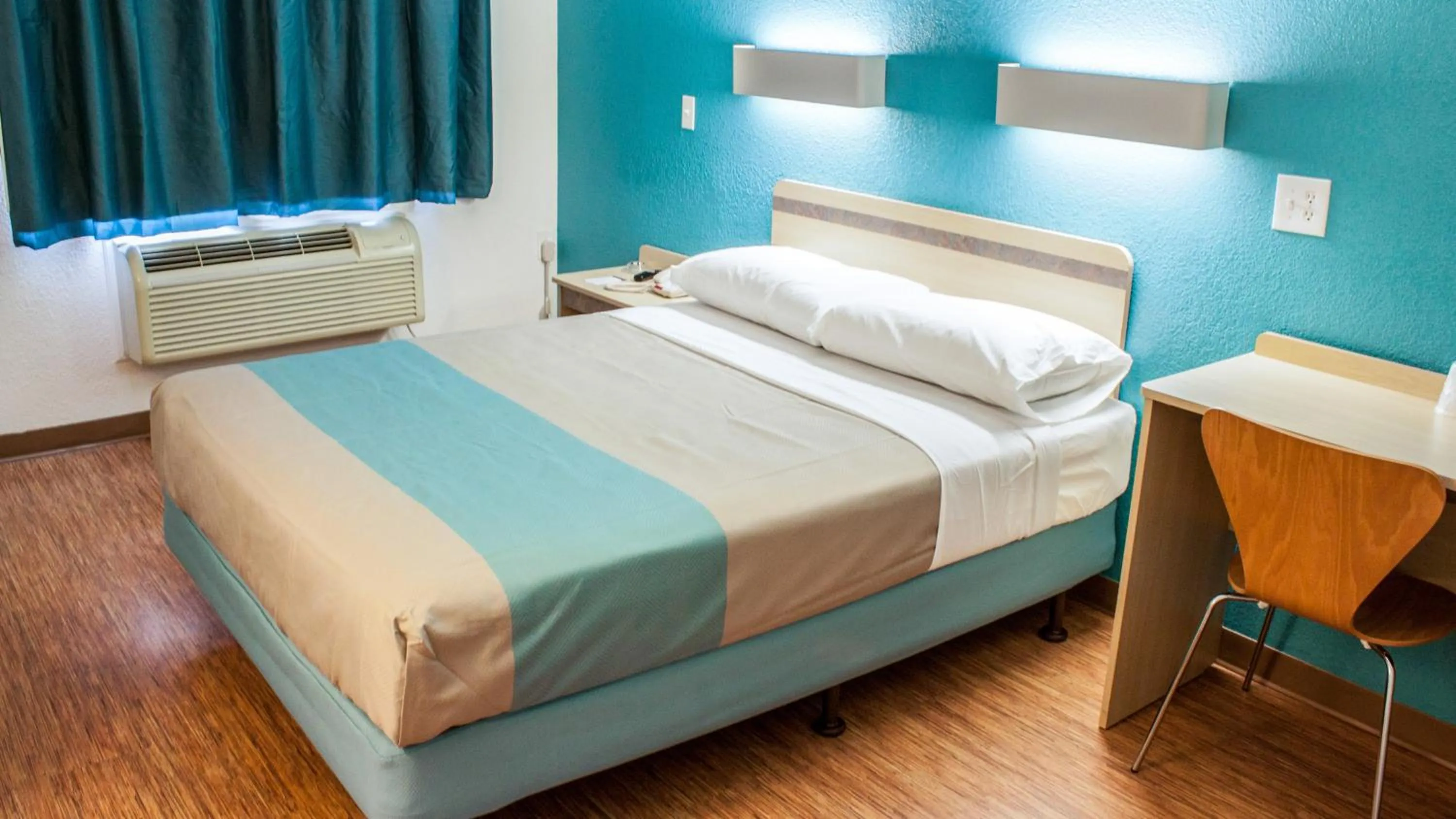 Bedroom, Bed in Motel 6-Merrillville, IN