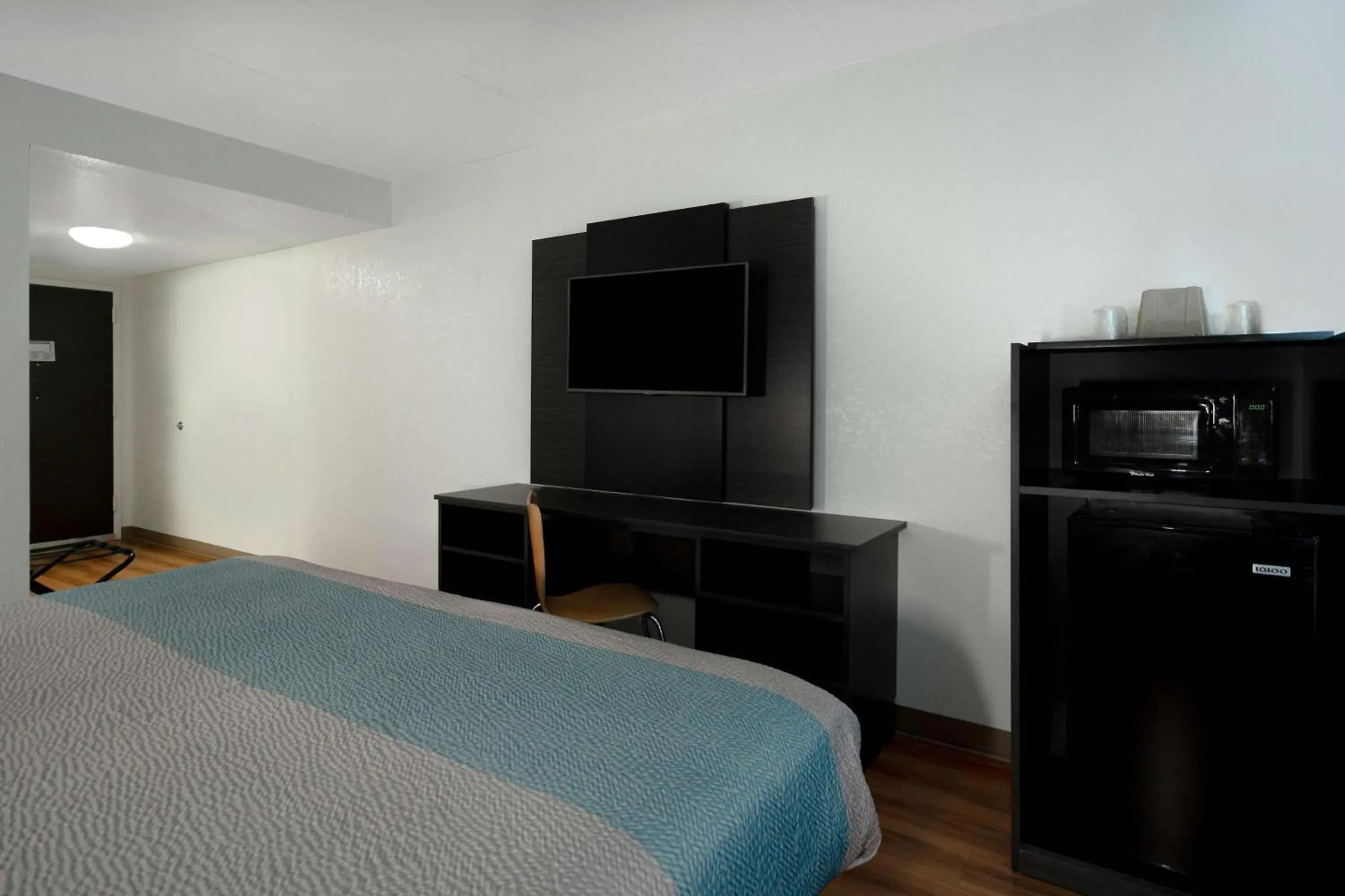 TV and multimedia, Bed in Motel 6-Merrillville, IN