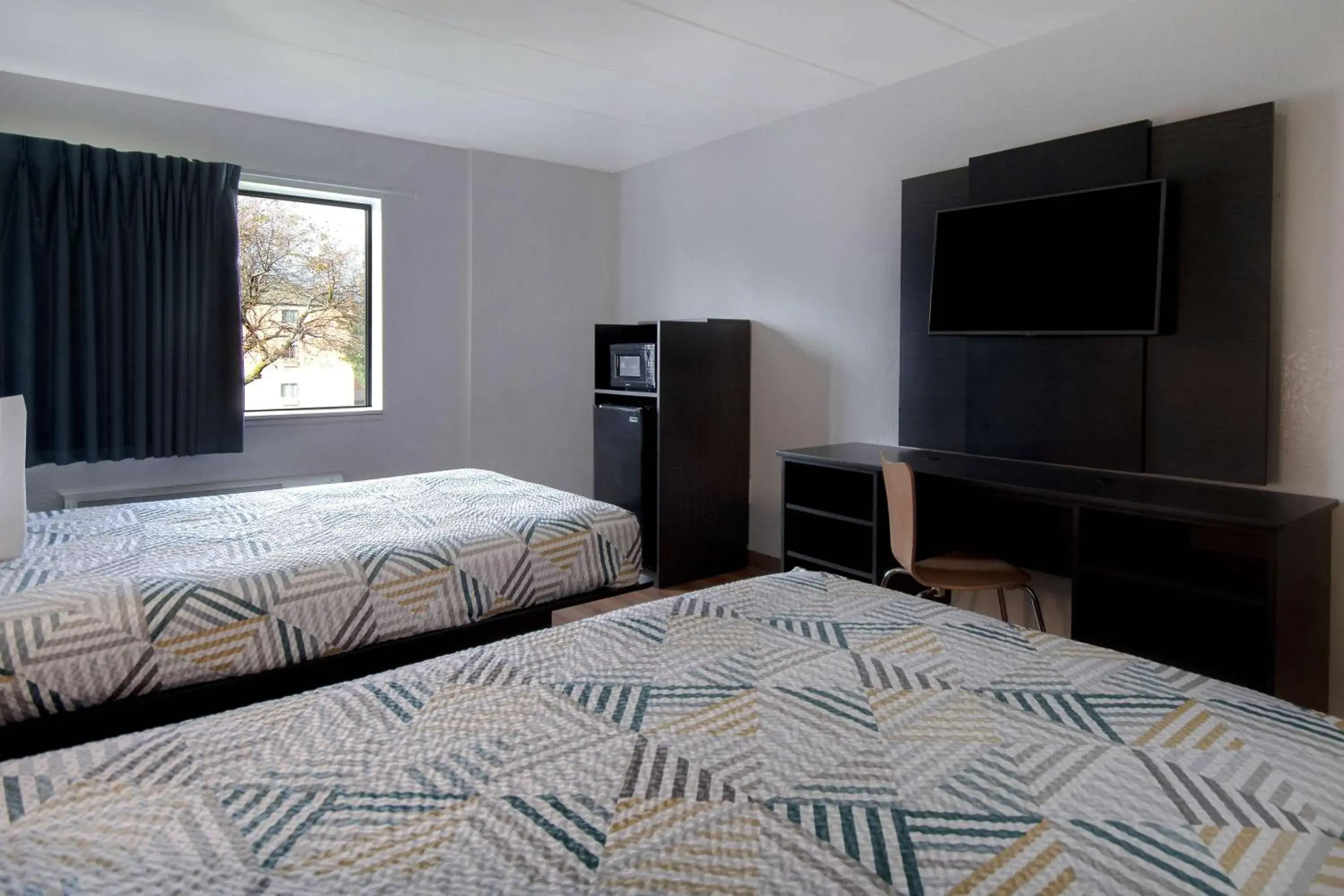 TV and multimedia, Bed in Motel 6-Merrillville, IN
