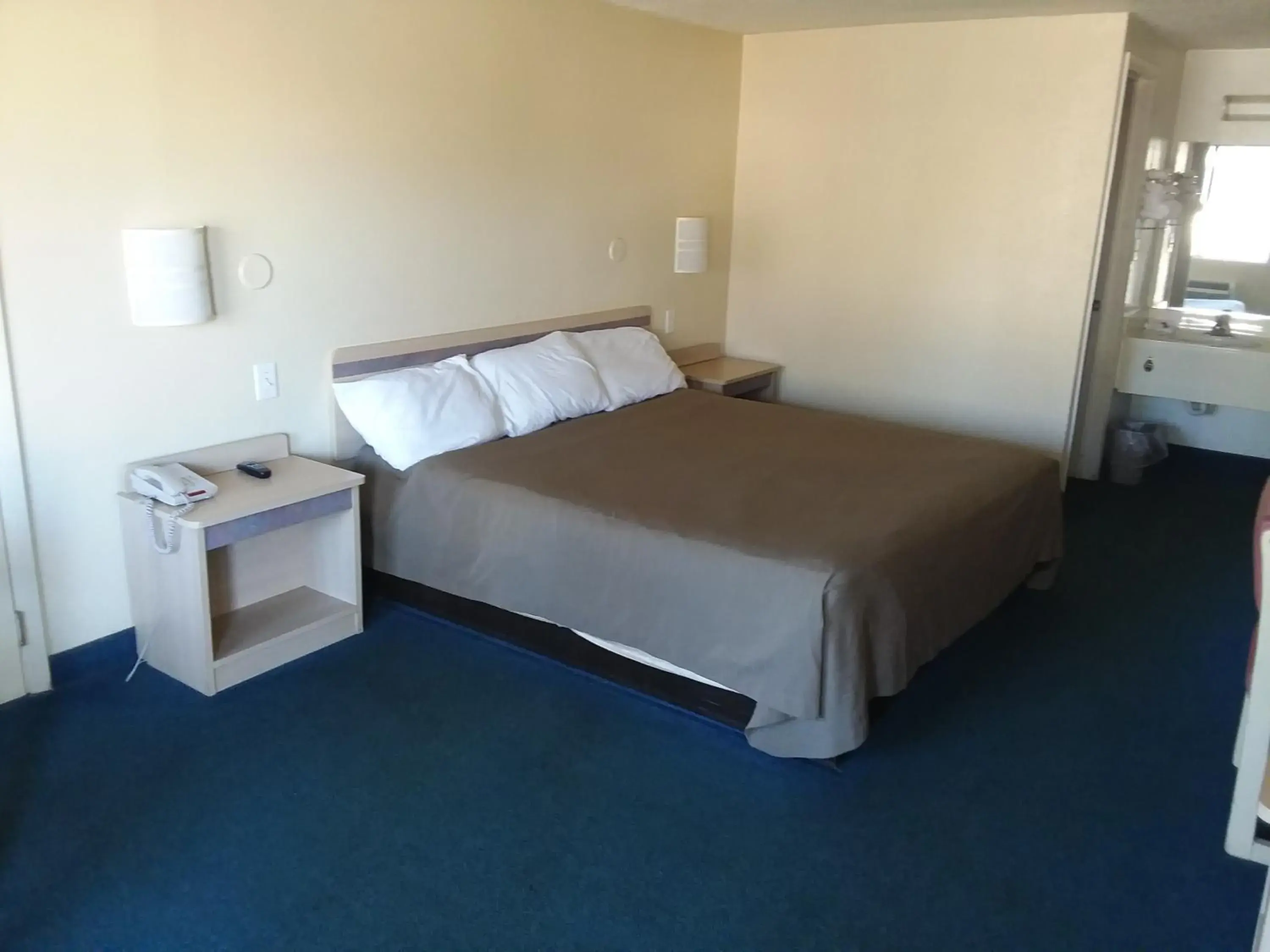 King Room - Smoking in Knights Inn Burlington NC King Room - Smoking in Knights Inn Burlington NC