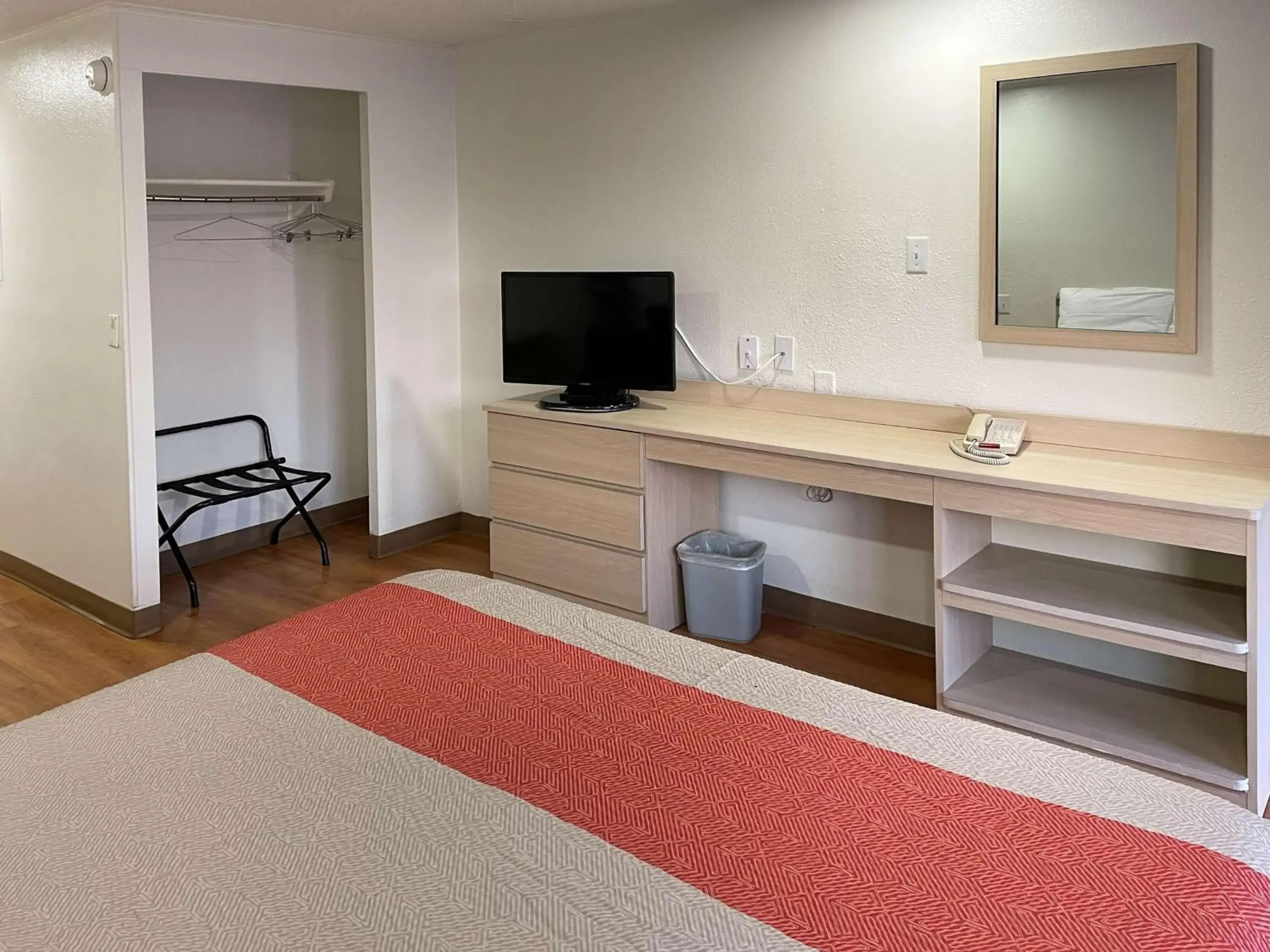 Deluxe Queen Room - Non-Smoking in Motel 6 Hagerstown MD Deluxe Queen Room - Non-Smoking in Motel 6 Hagerstown MD