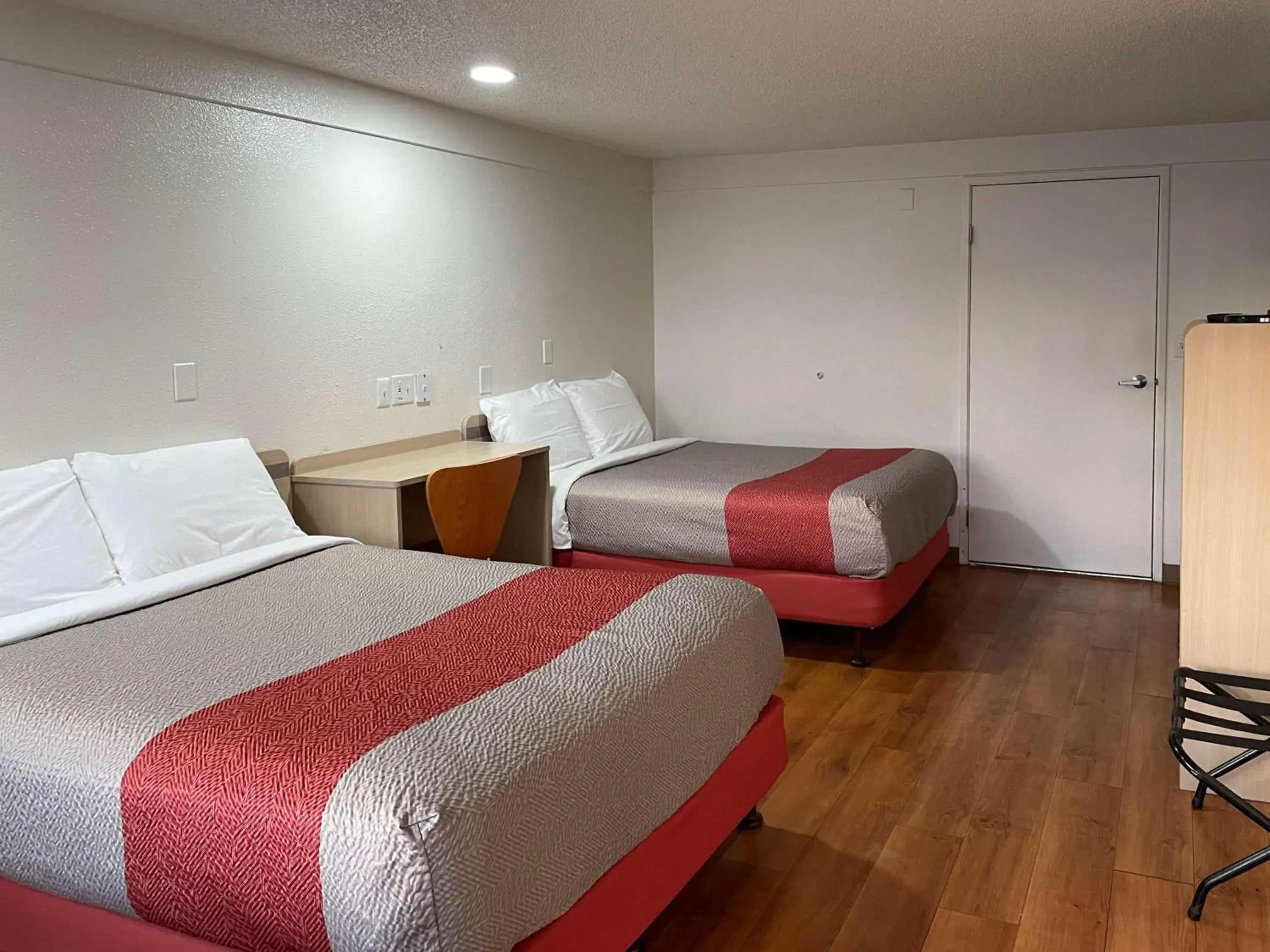 Bedroom, Bed in Motel 6 Hagerstown MD Bedroom, Bed in Motel 6 Hagerstown MD