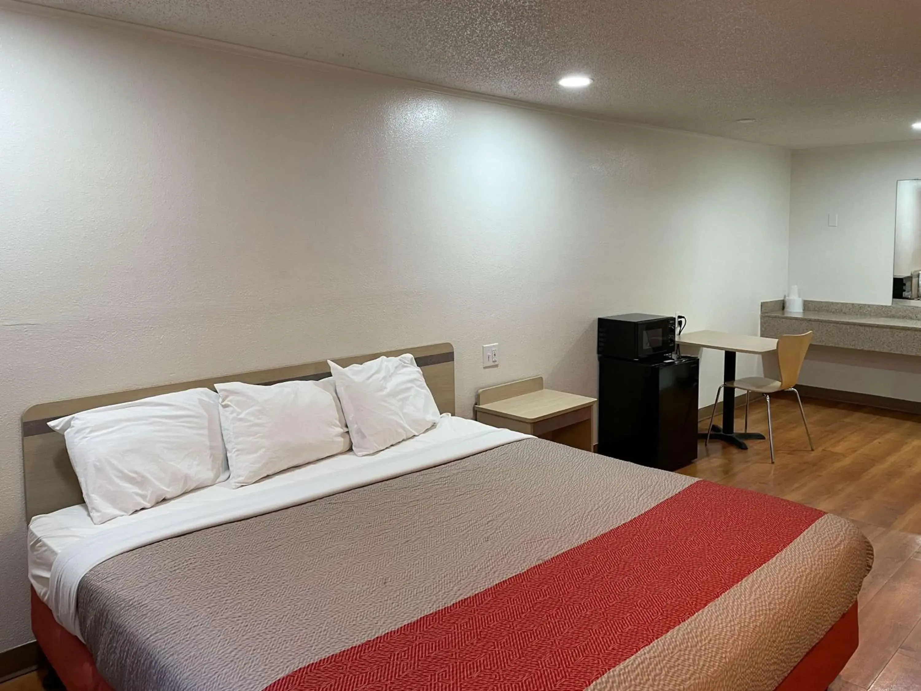 Deluxe King Room - Non-Smoking in Motel 6 Hagerstown MD Deluxe King Room - Non-Smoking in Motel 6 Hagerstown MD