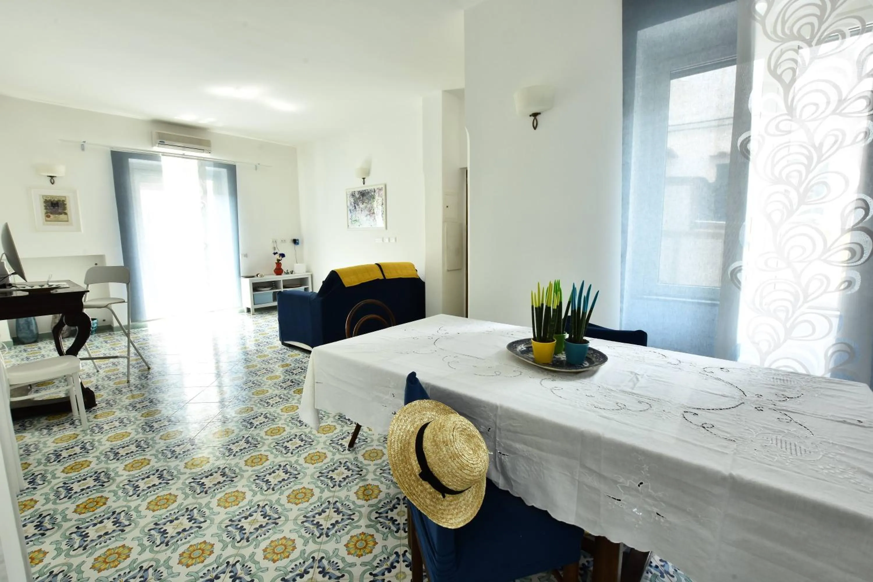 Living room, Bed in Il Gelsomino Amalfi