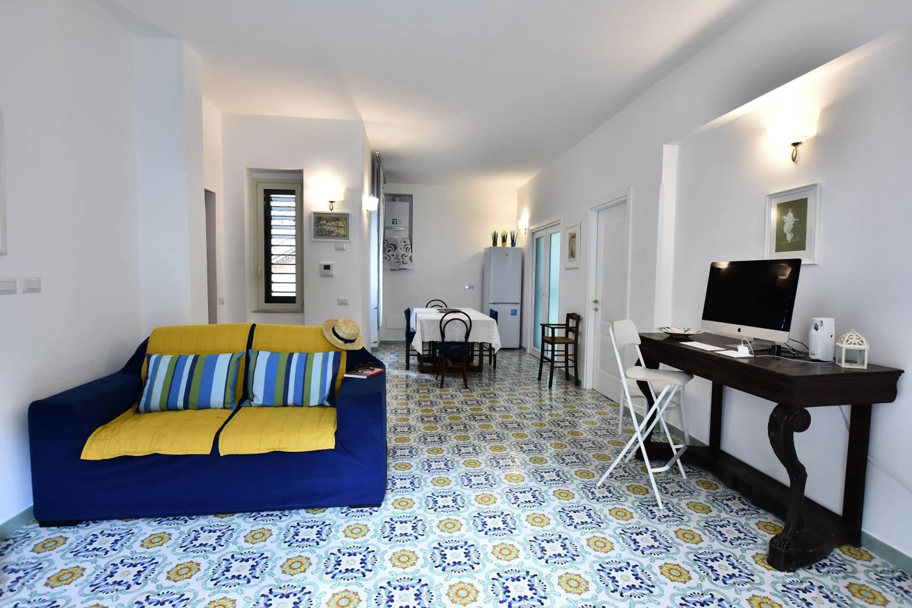 Communal lounge/ TV room, Bed in Il Gelsomino Amalfi