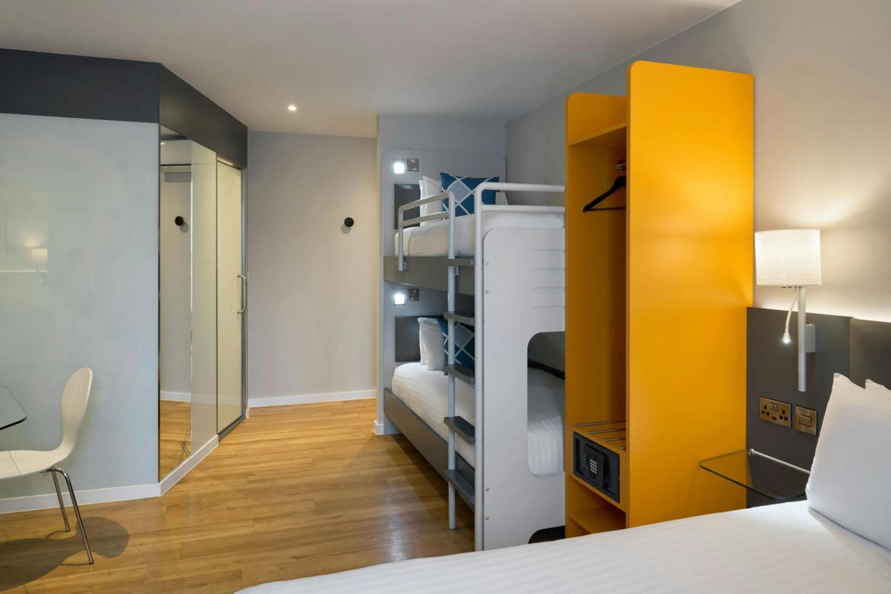 Photo of the whole room, Bed in Four Points Flex by Sheraton Cardiff