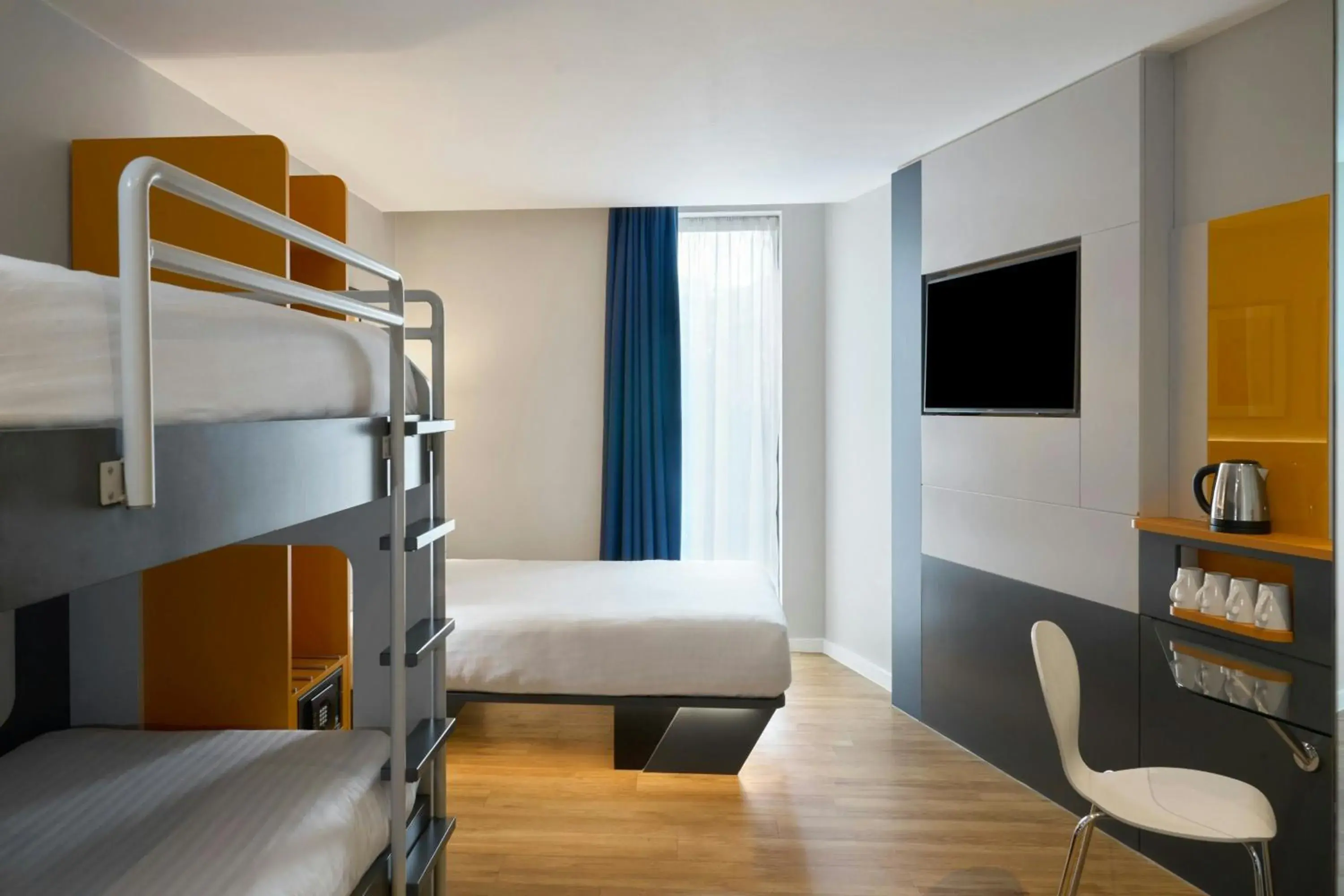 Photo of the whole room, Bed in Four Points Flex by Sheraton Cardiff Photo of the whole room, Bed in Four Points Flex by Sheraton Cardiff