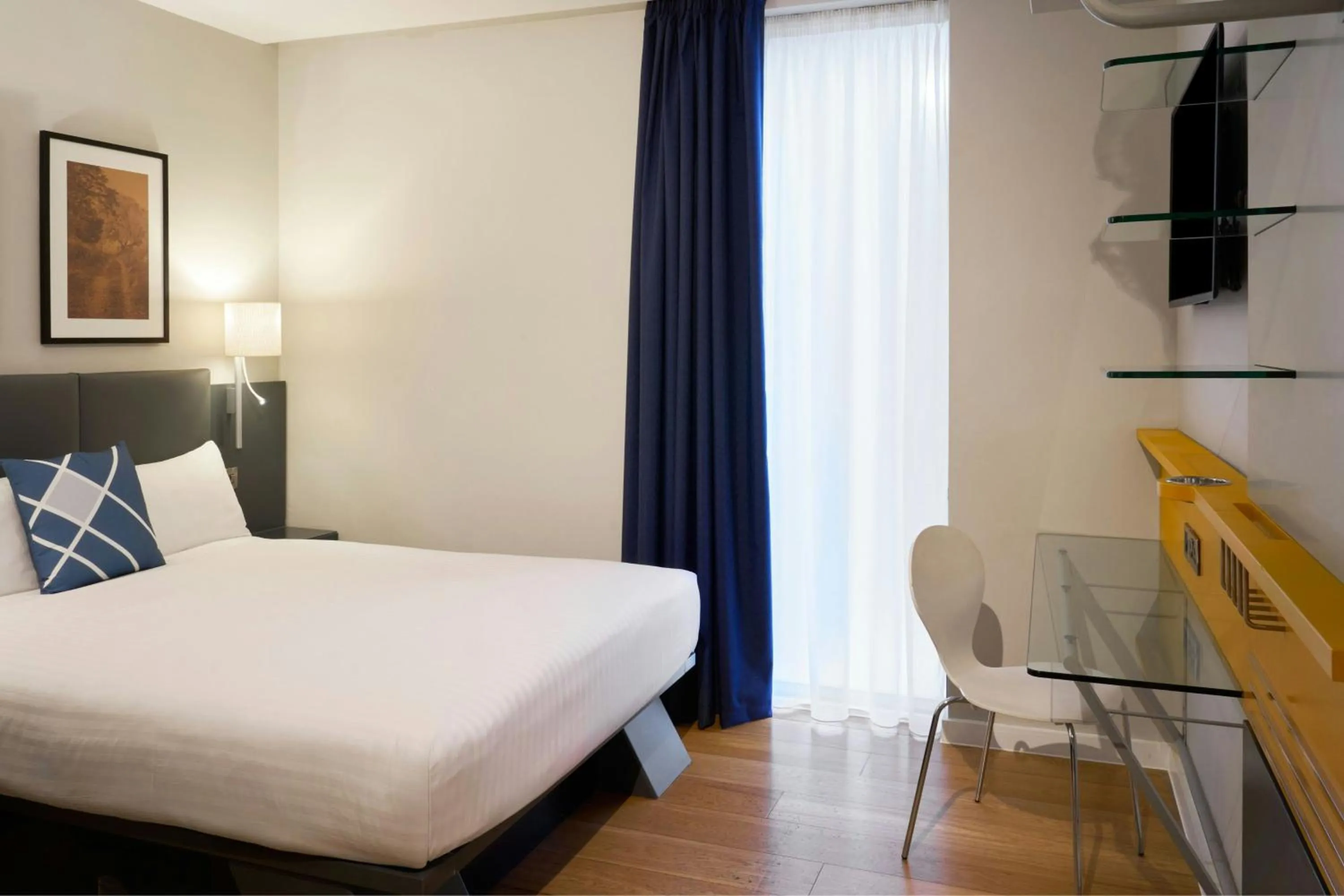 Photo of the whole room, Bed in Four Points Flex by Sheraton Cardiff