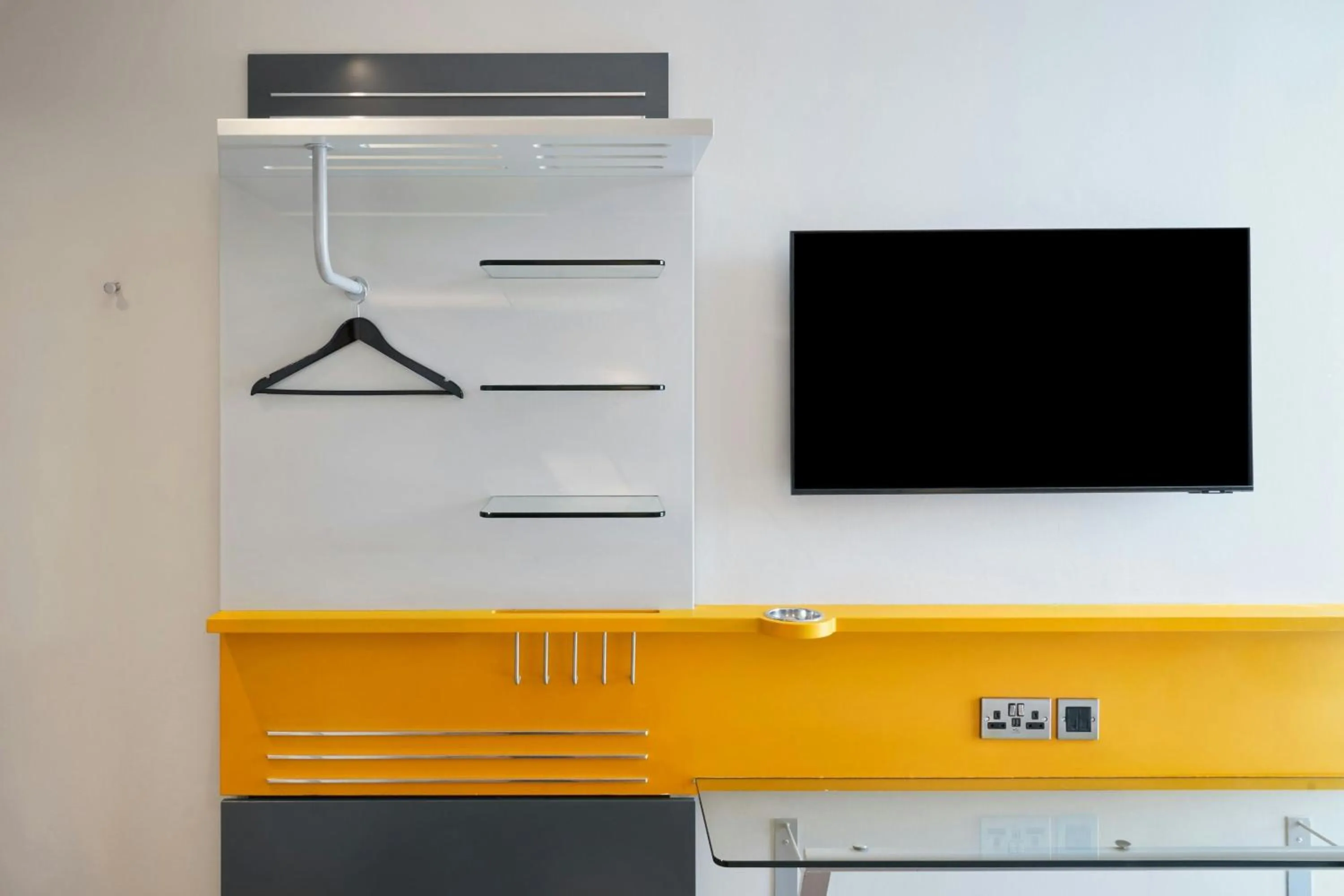 Photo of the whole room in Four Points Flex by Sheraton Cardiff