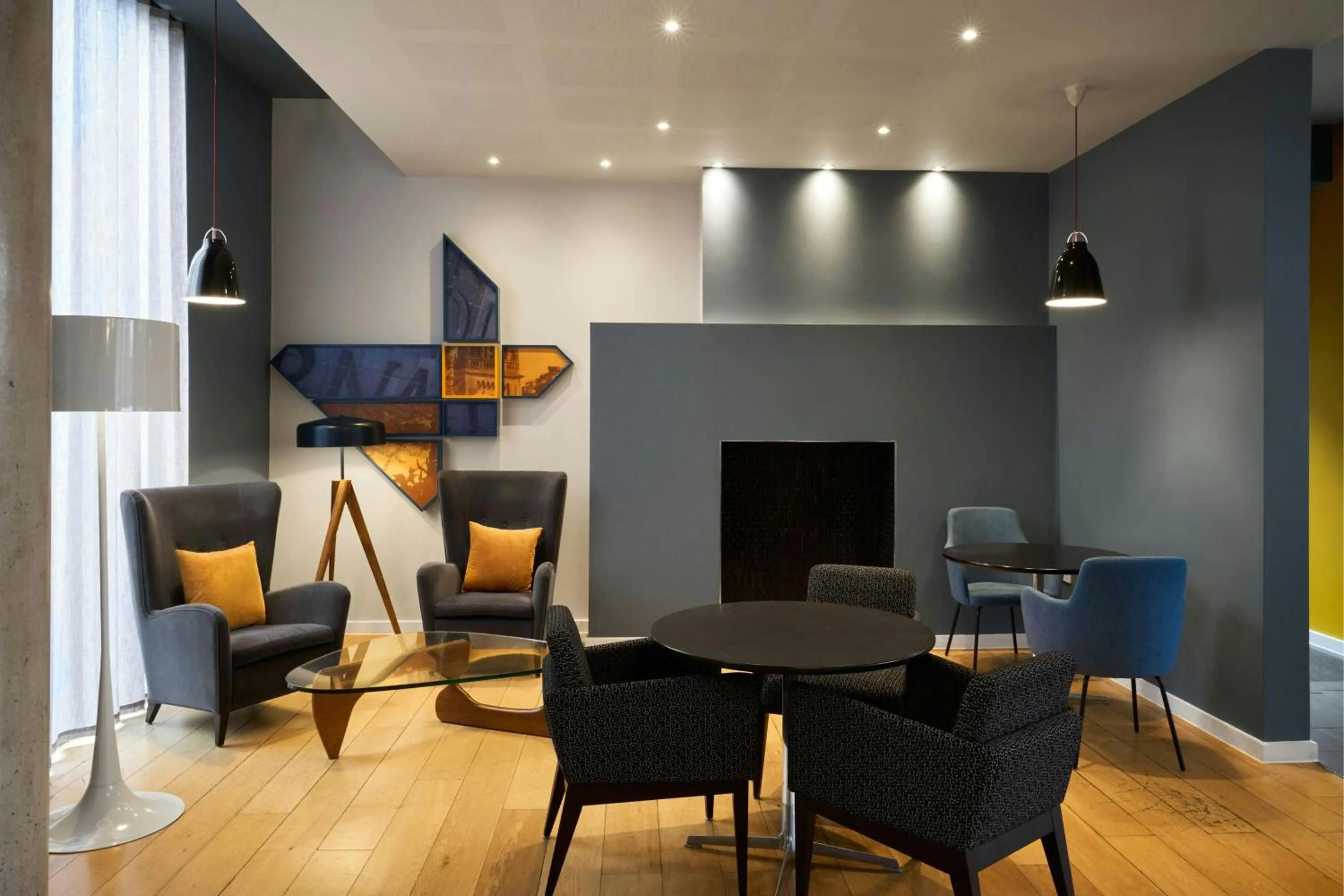 Lounge or bar in Four Points Flex by Sheraton Cardiff