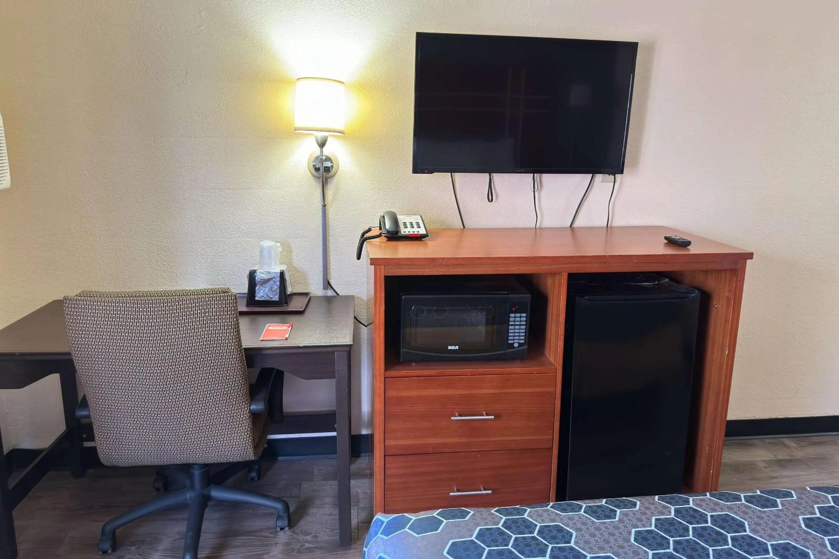 Bedroom in Econo Lodge Waite Park - St Cloud