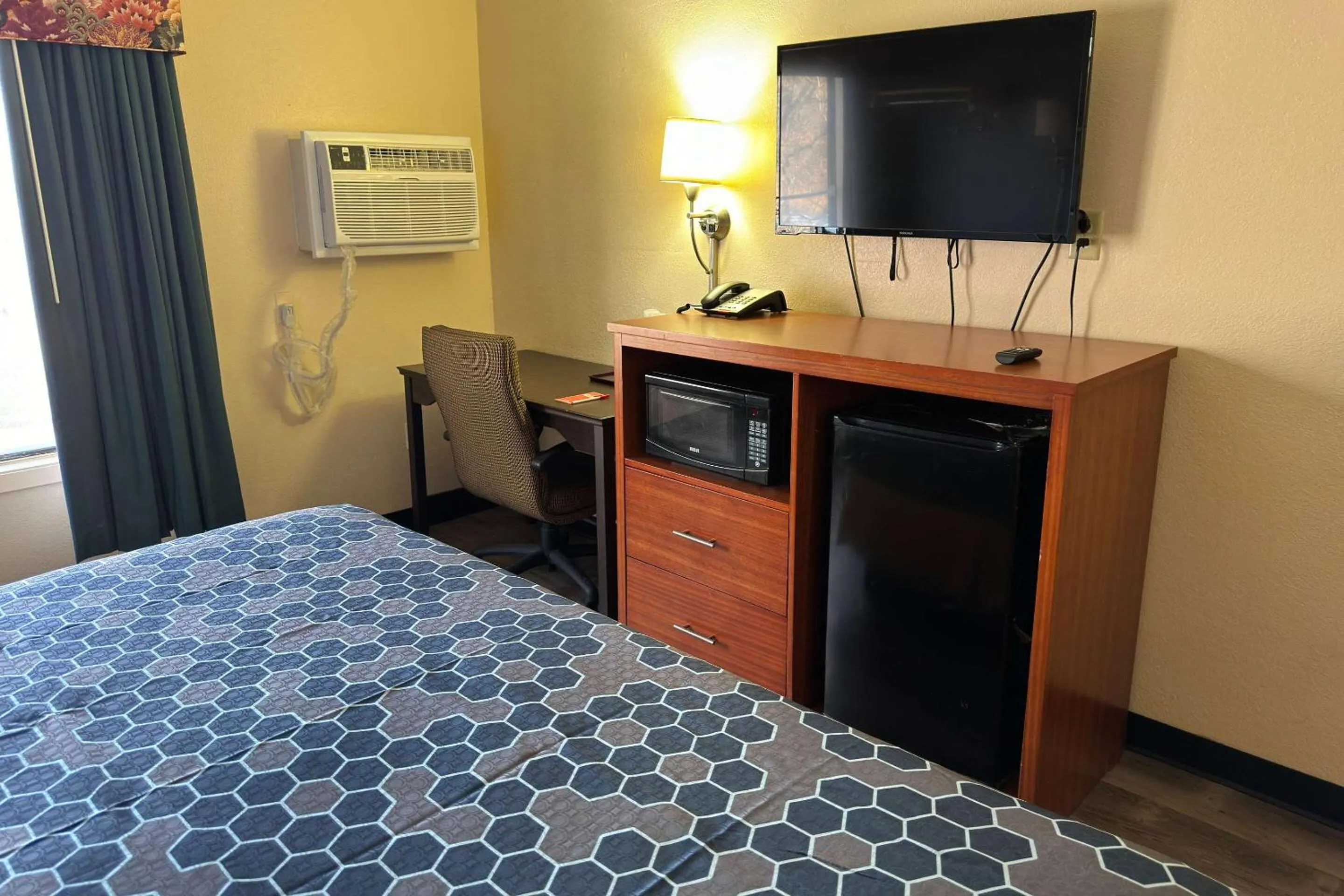 Bedroom, Bed in Econo Lodge Waite Park - St Cloud