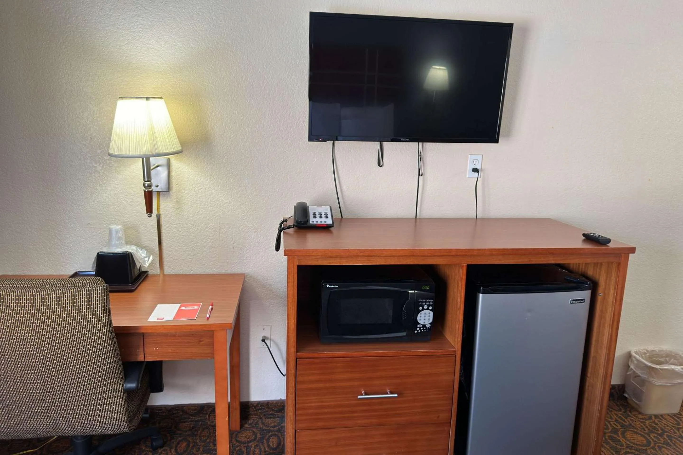 Bedroom in Econo Lodge Waite Park - St Cloud