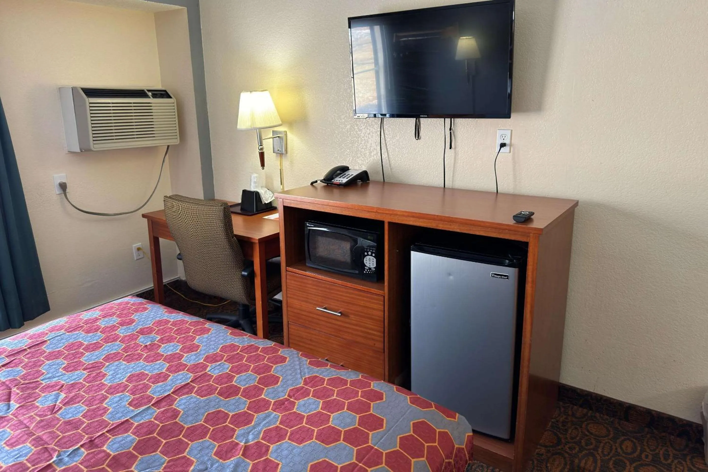 Bedroom, Bed in Econo Lodge Waite Park - St Cloud