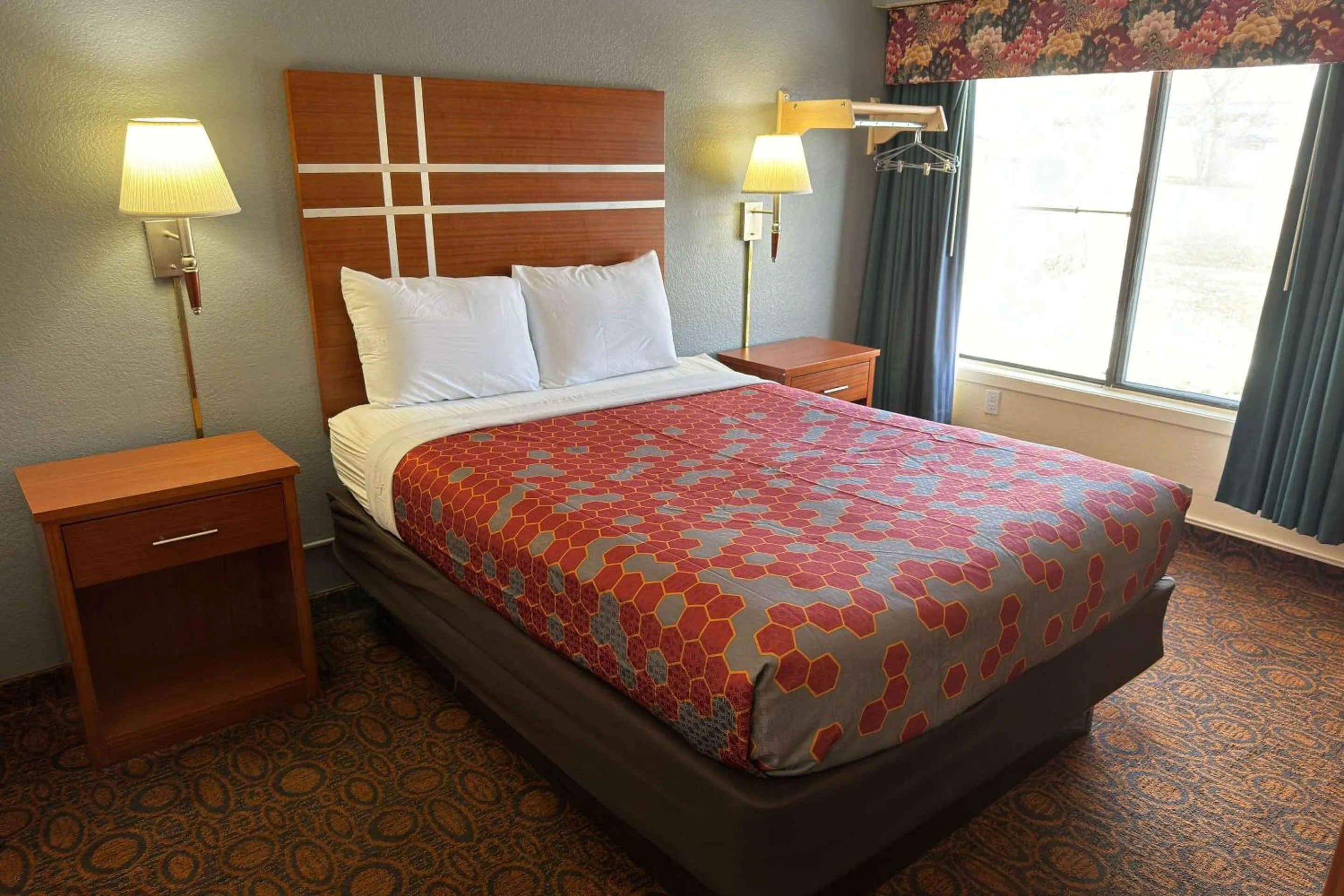 Bedroom, Bed in Econo Lodge Waite Park - St Cloud