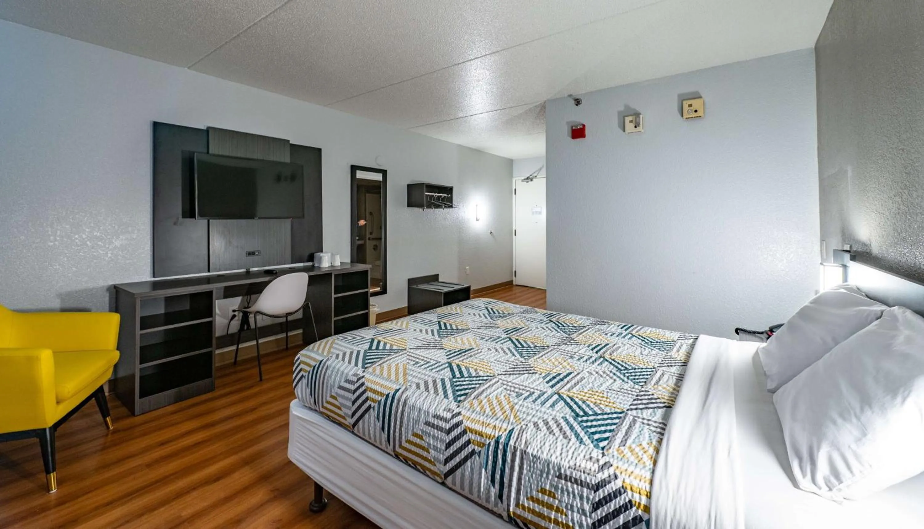 Bedroom, Bed in Motel 6-Branford, CT - New Haven