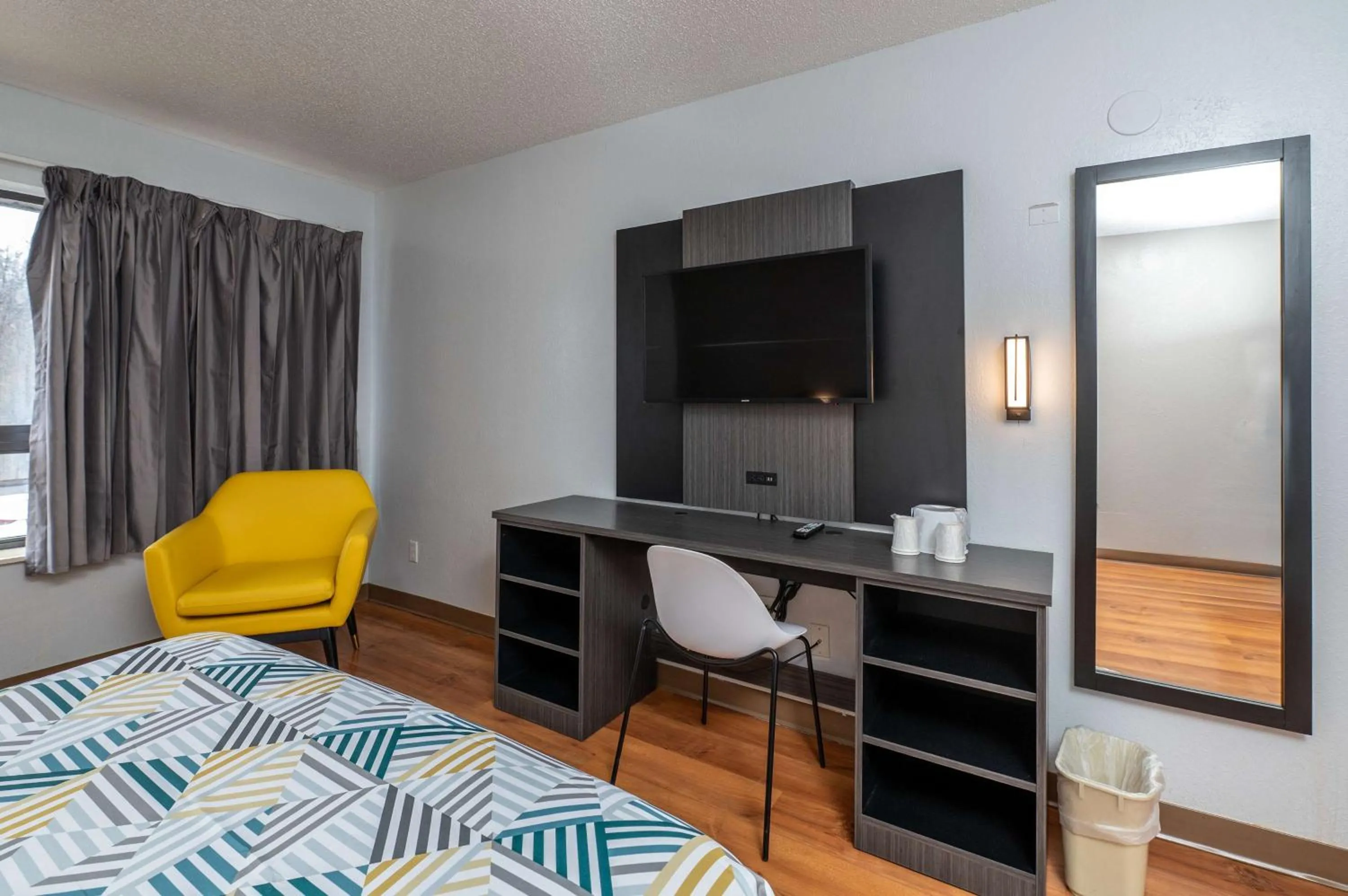 Bedroom, Bed in Motel 6-Branford, CT - New Haven