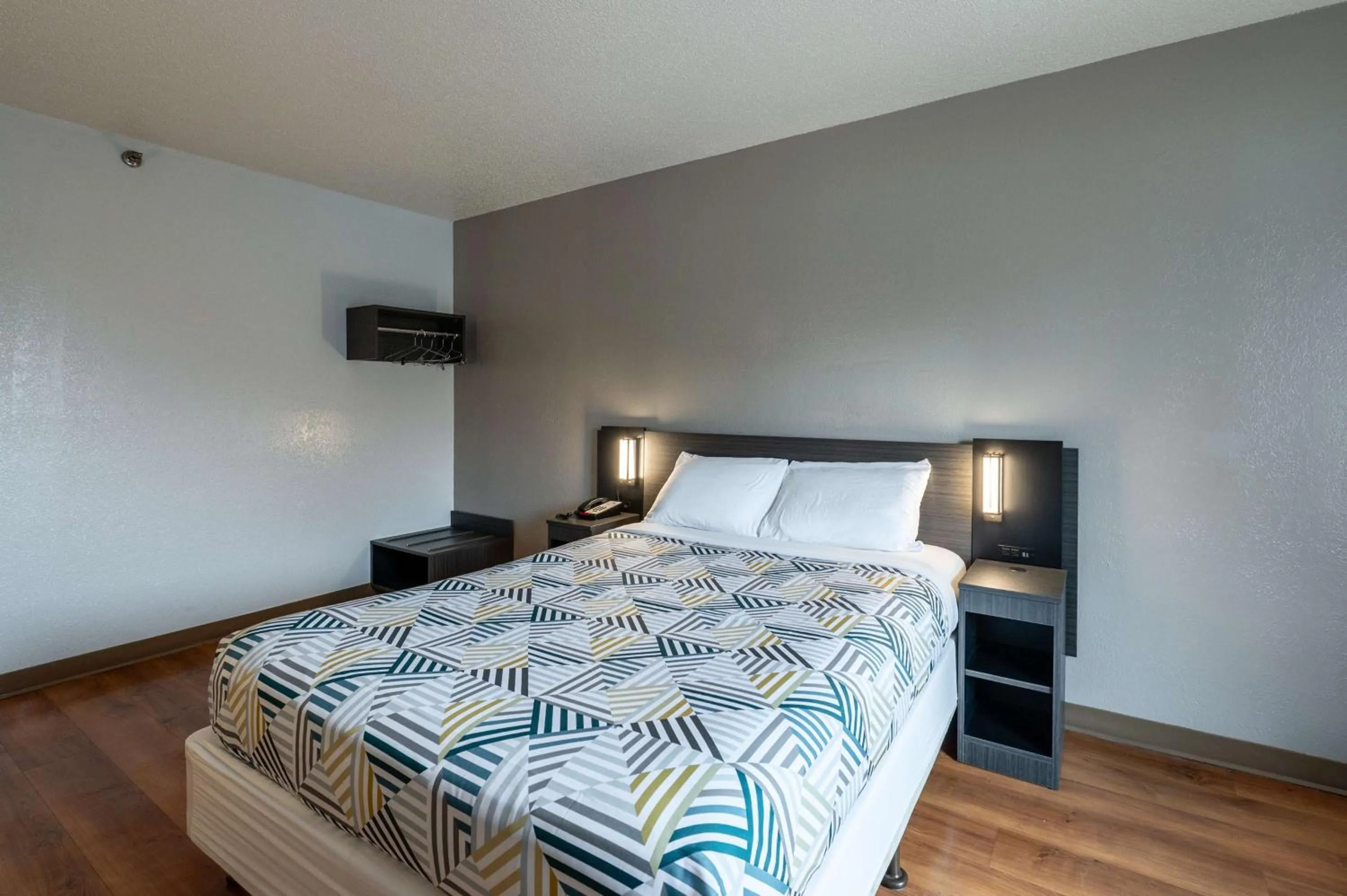 Bedroom, Bed in Motel 6-Branford, CT - New Haven