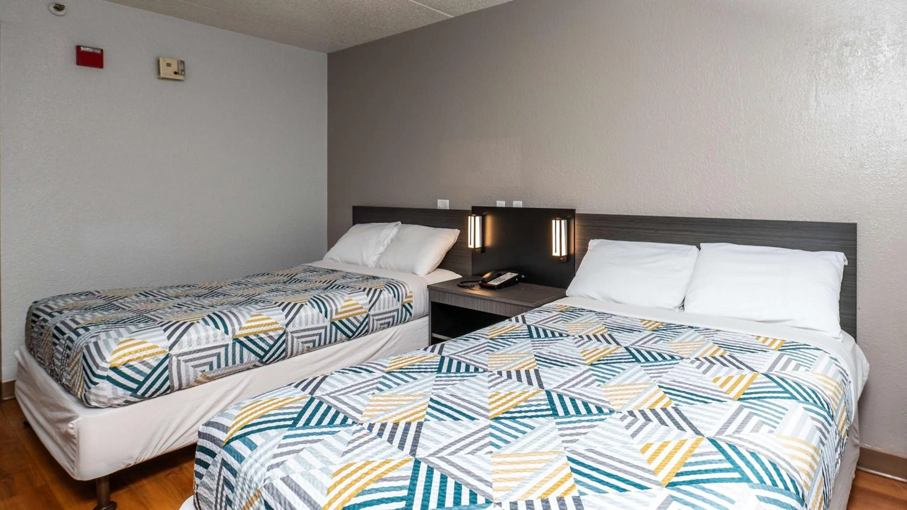 Bedroom, Bed in Motel 6-Branford, CT - New Haven