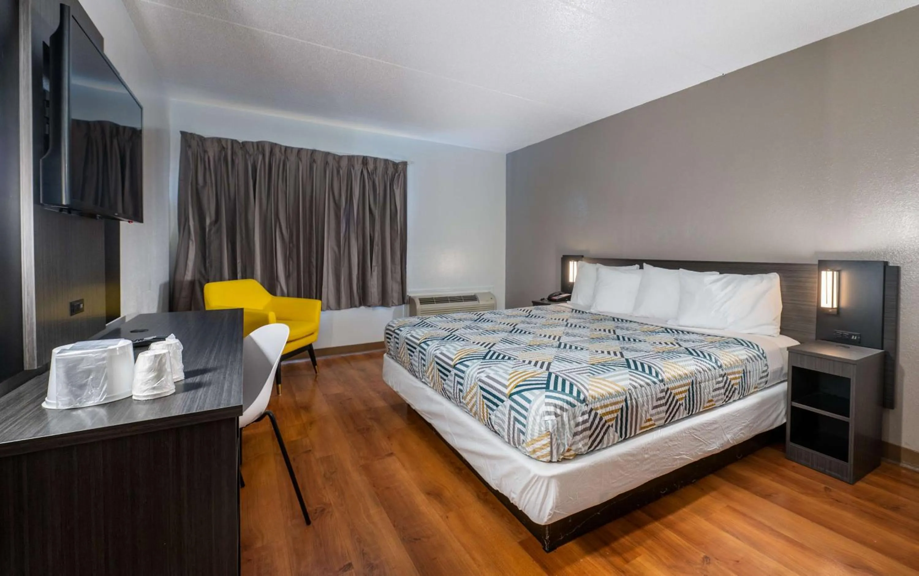 Bedroom, Bed in Motel 6-Branford, CT - New Haven