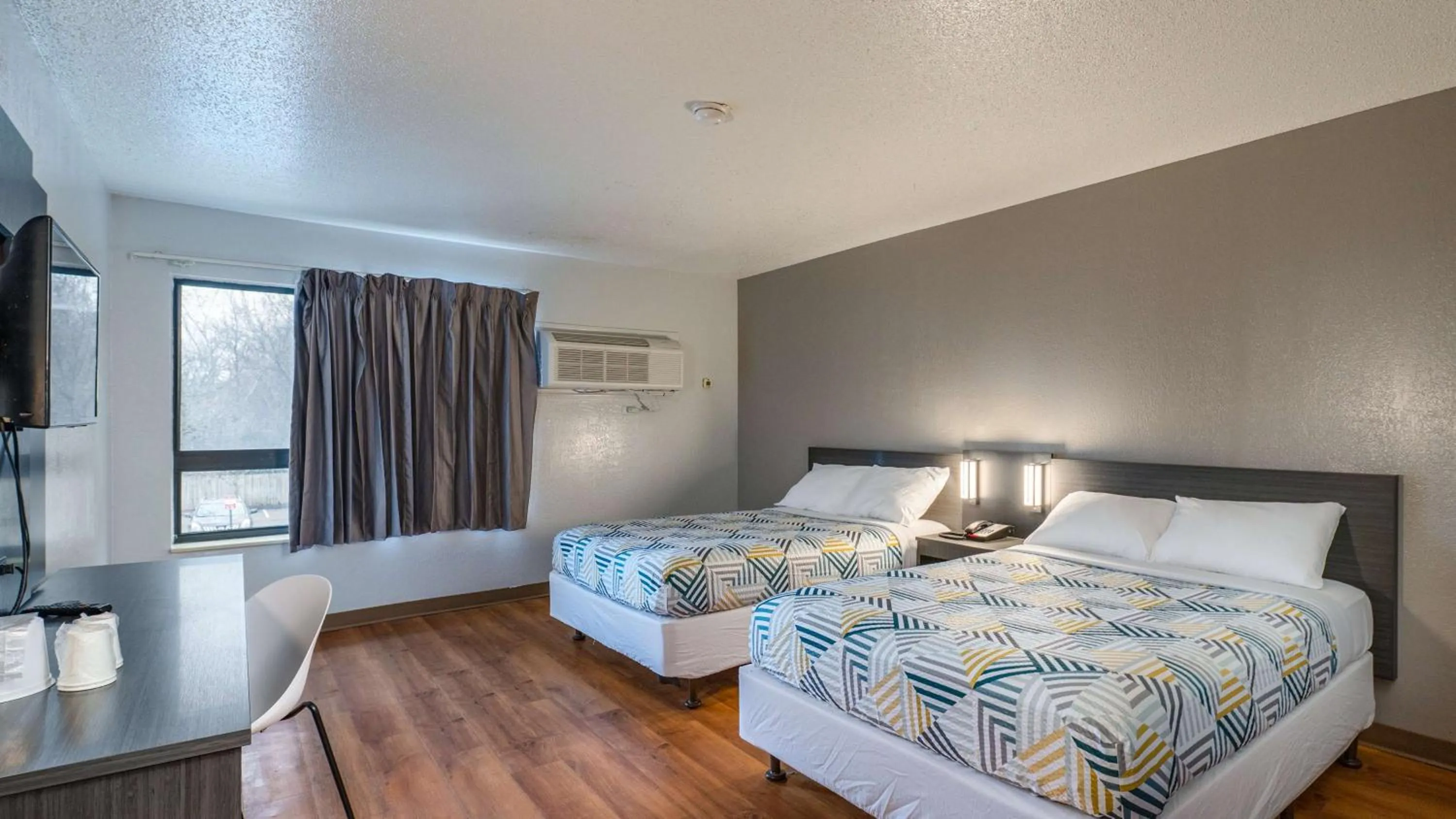 Bedroom, Bed in Motel 6-Branford, CT - New Haven