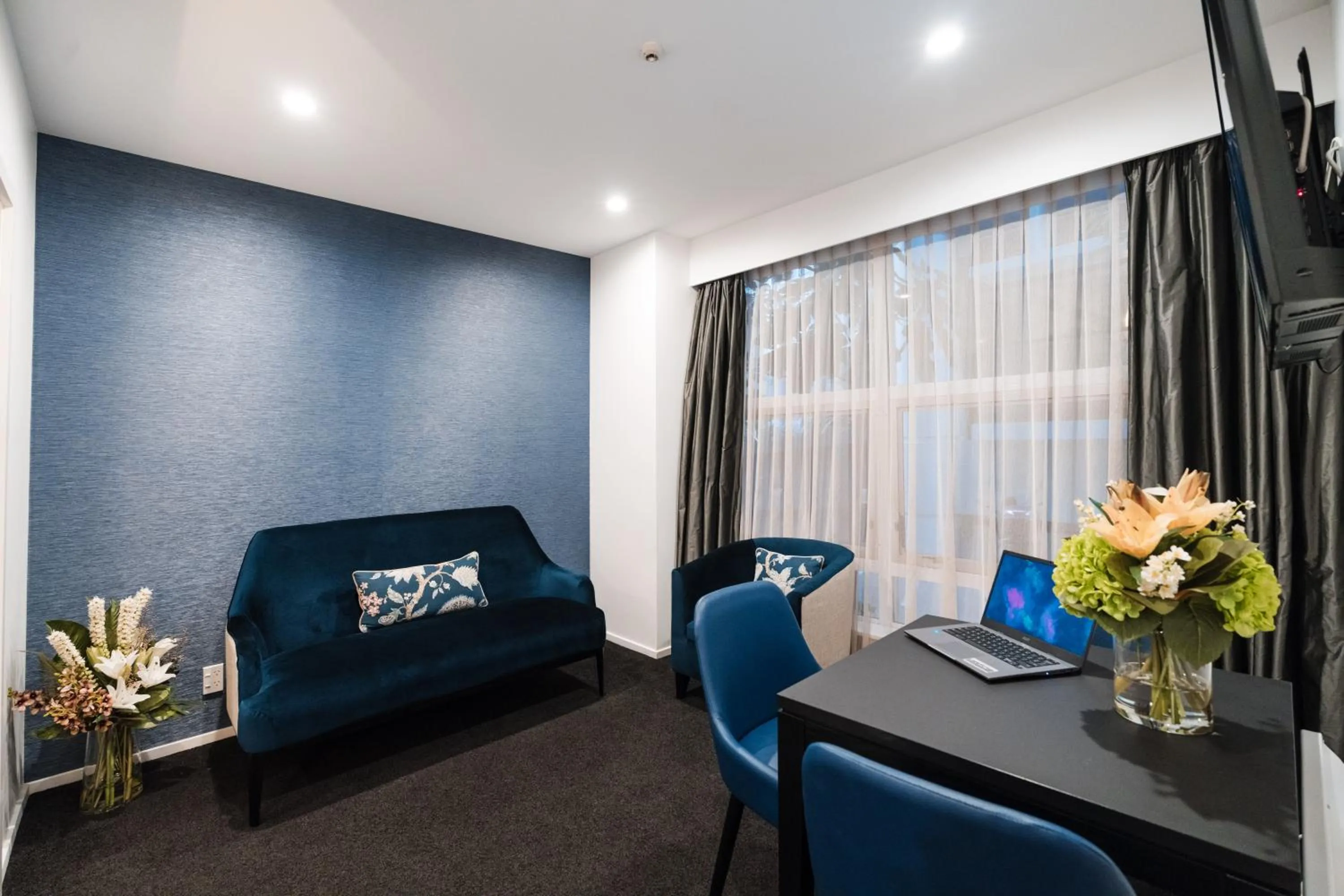 Living room in Gilmer Apartment Hotel