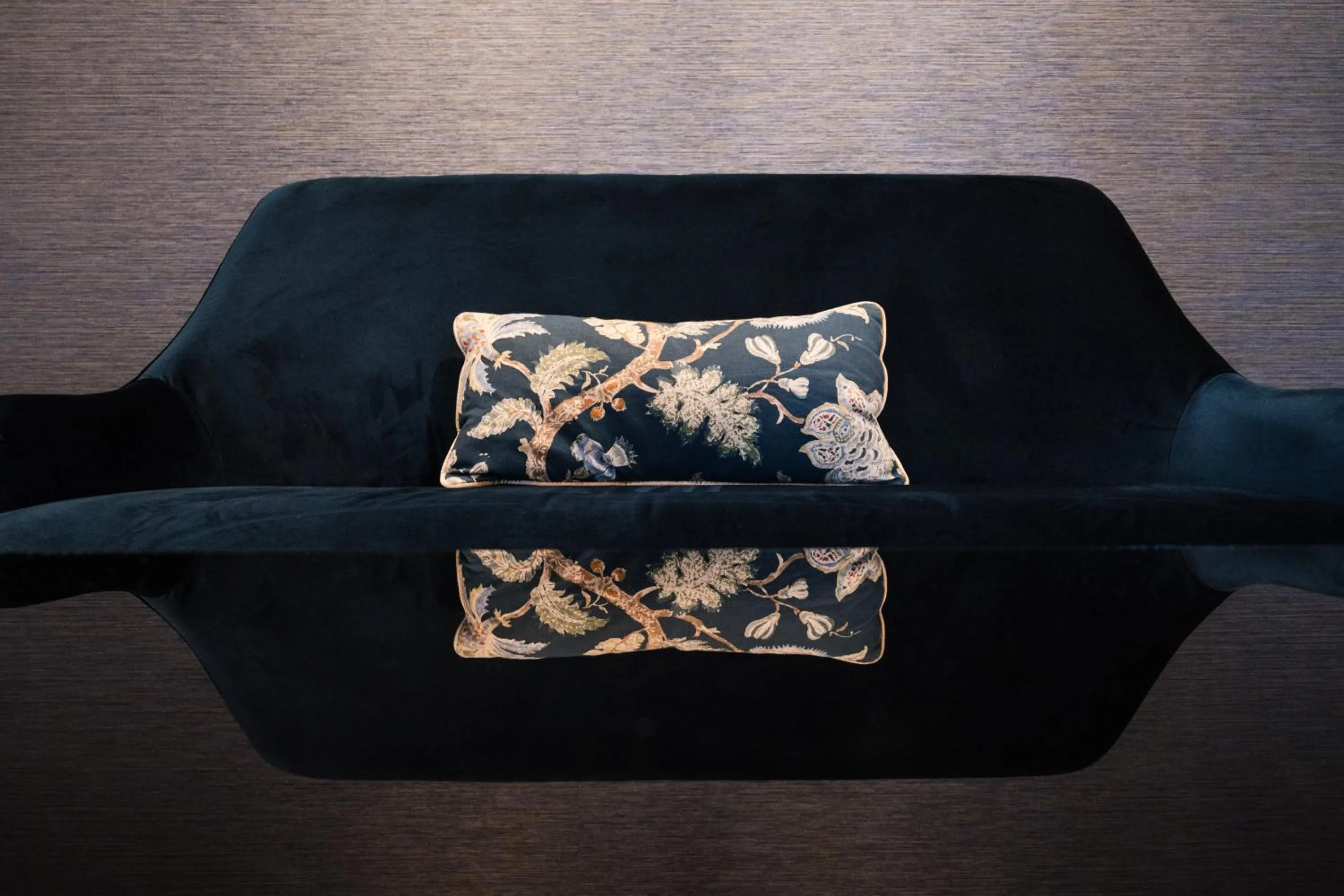 Seating area in Gilmer Apartment Hotel