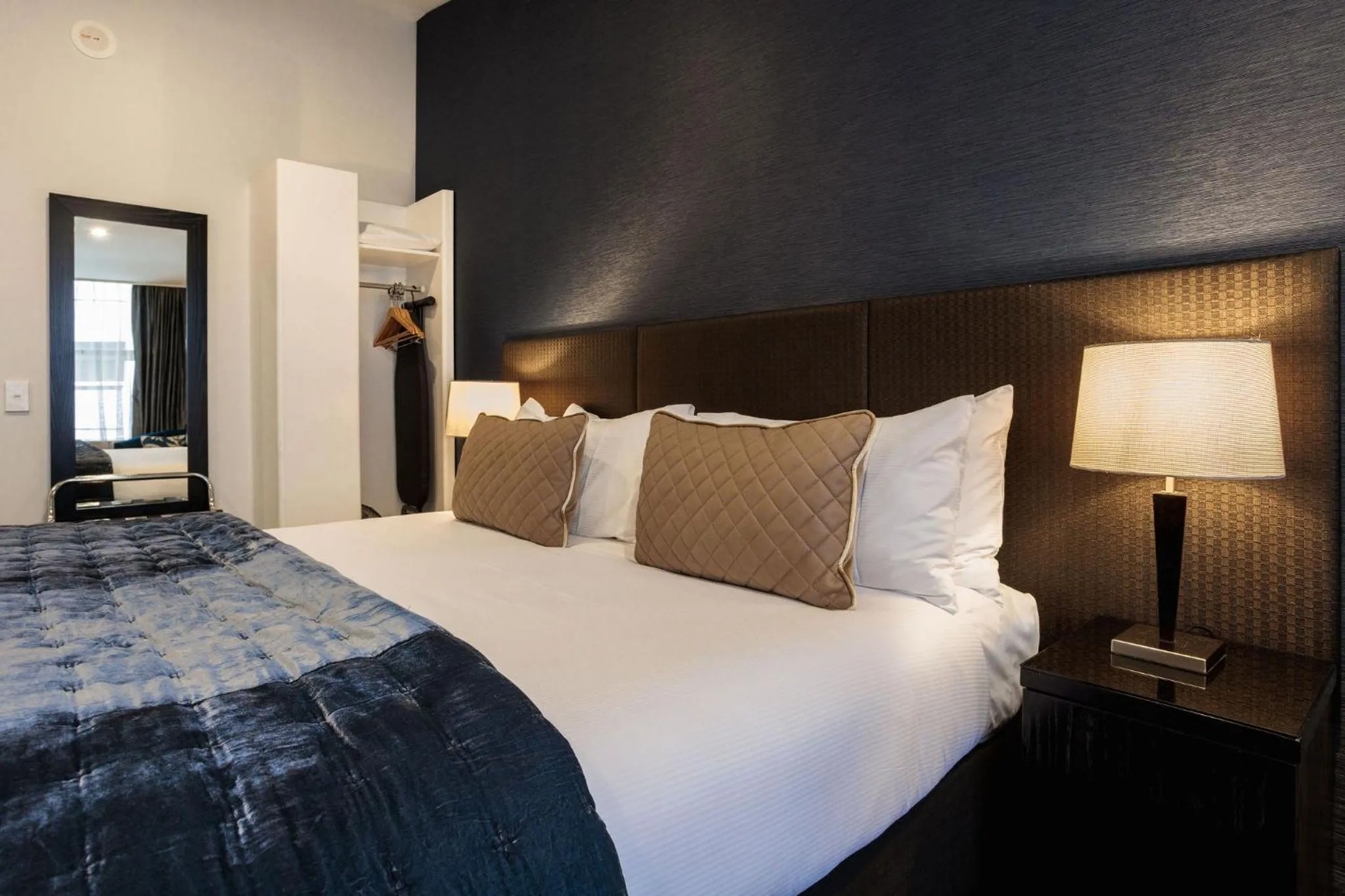 Bedroom, Bed in Gilmer Apartment Hotel