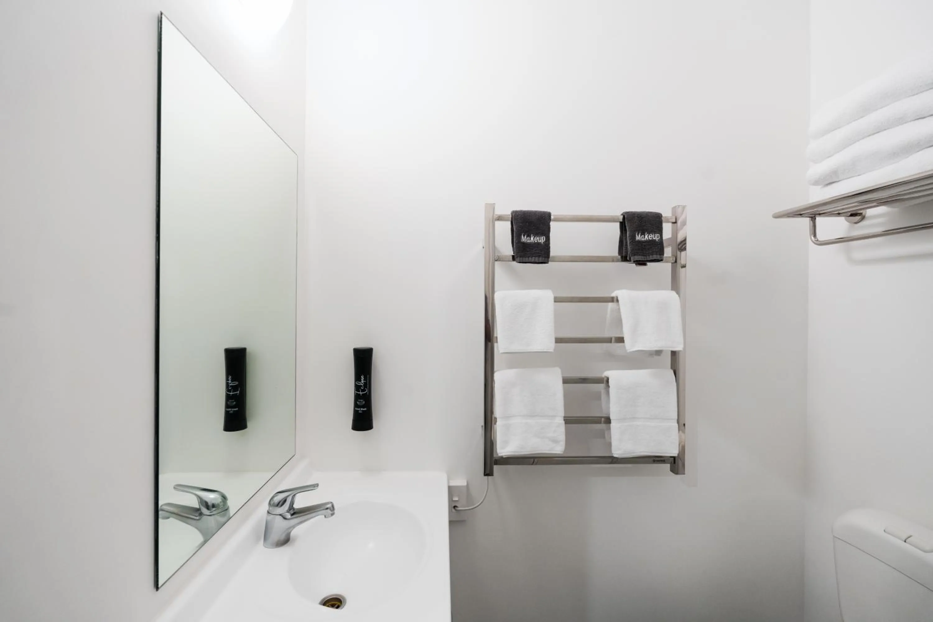 Bathroom in Gilmer Apartment Hotel