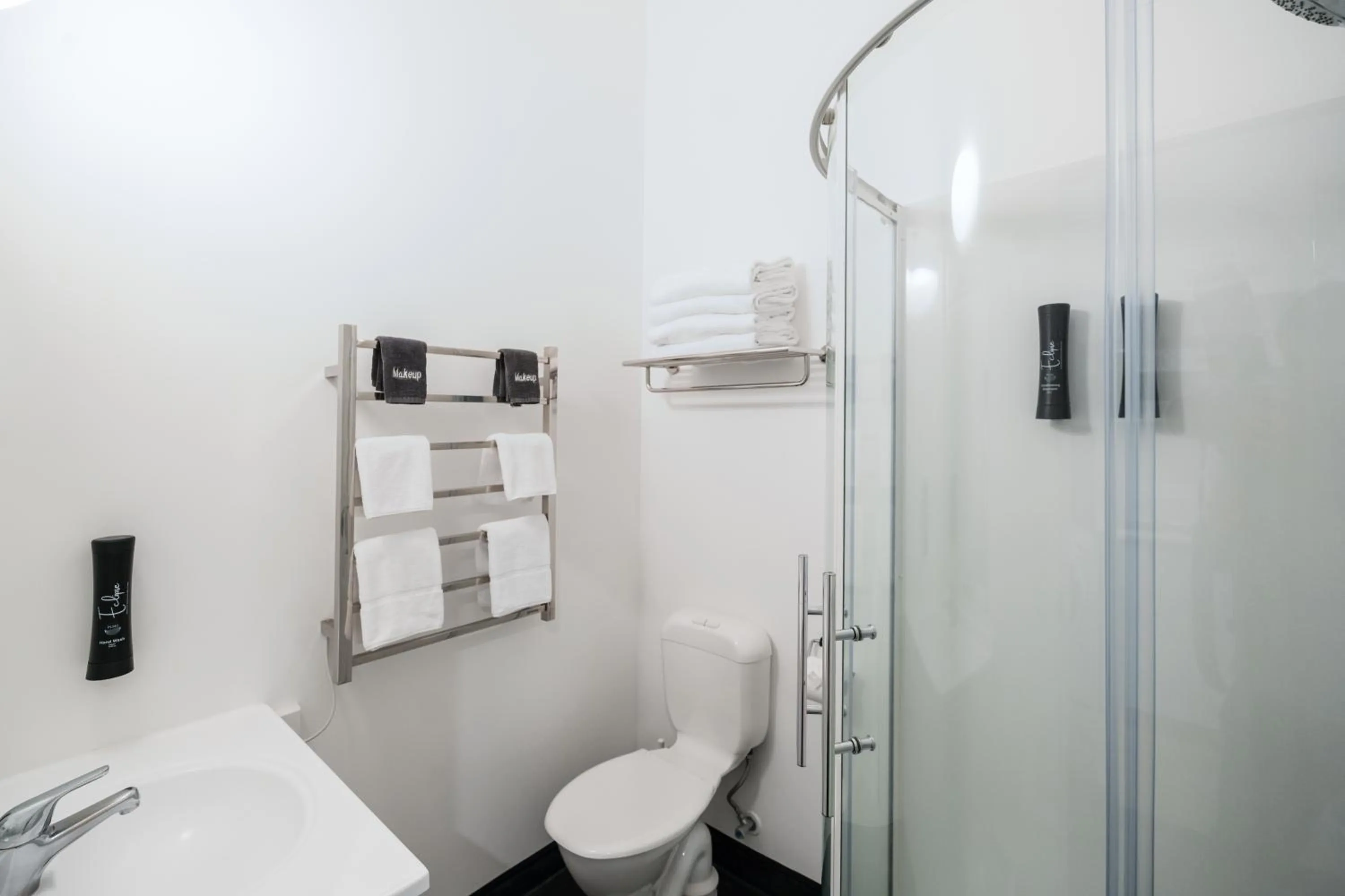 Toilet in Gilmer Apartment Hotel