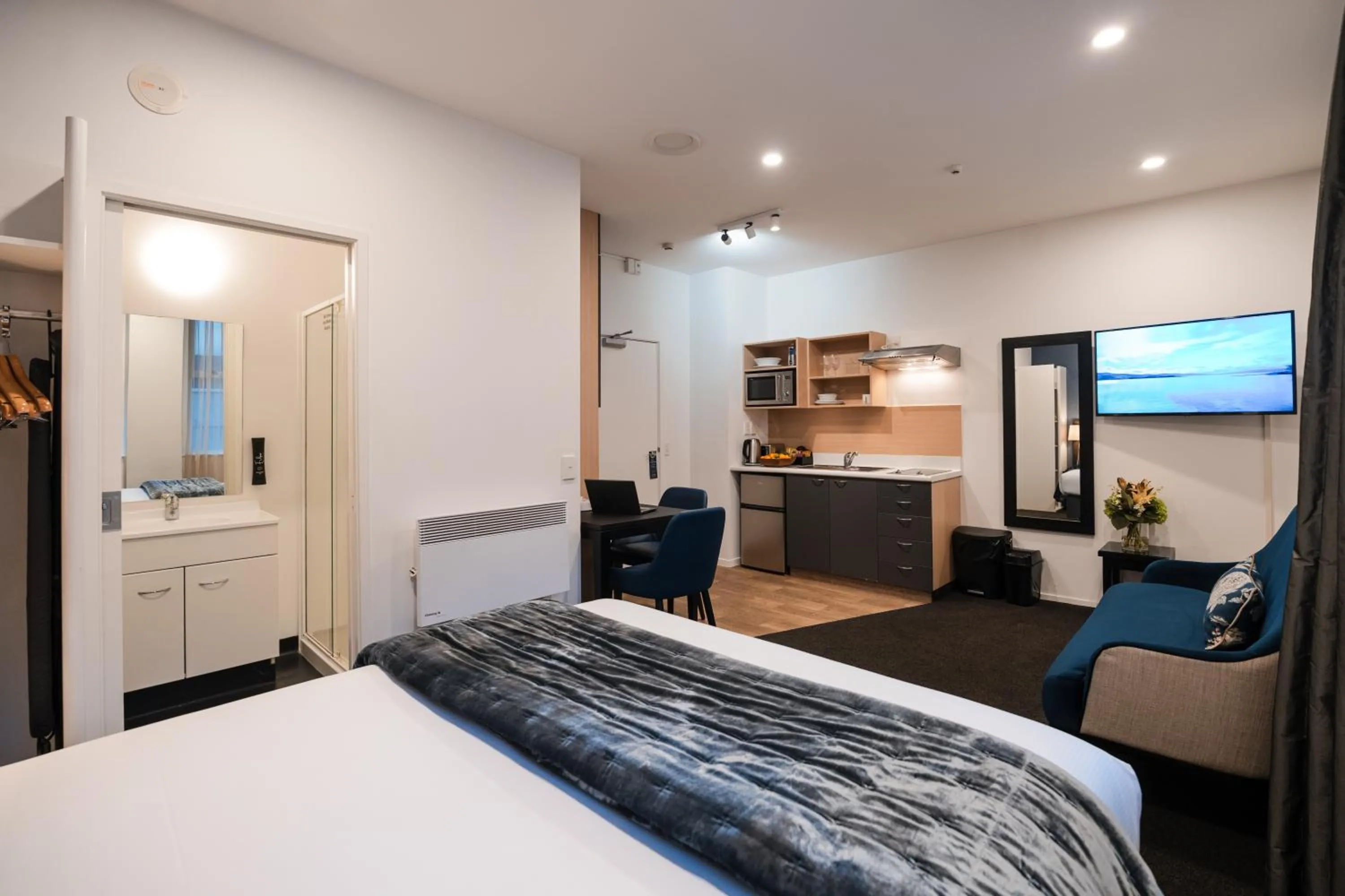 Living room, Bed in Gilmer Apartment Hotel