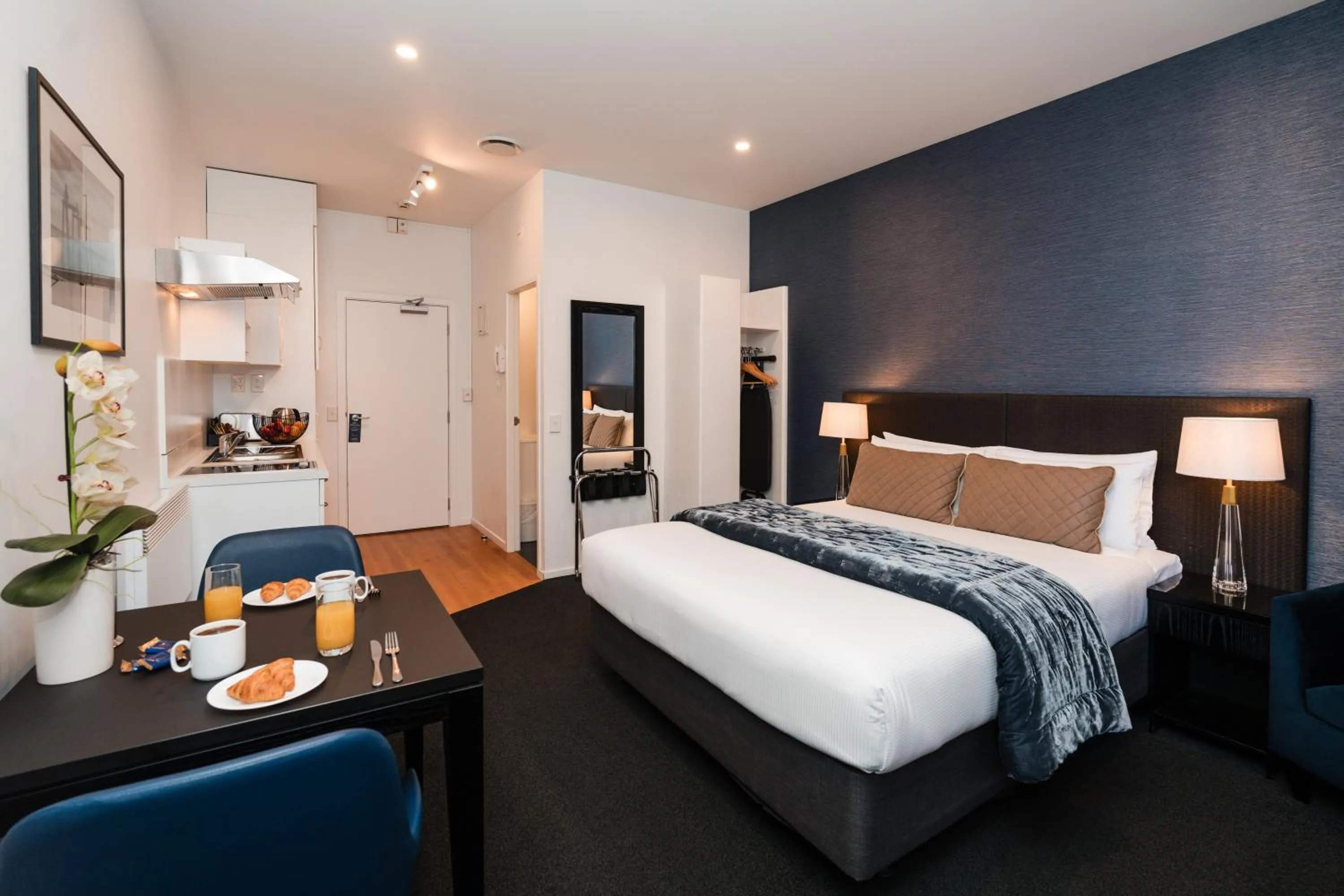 Living room, Bed in Gilmer Apartment Hotel