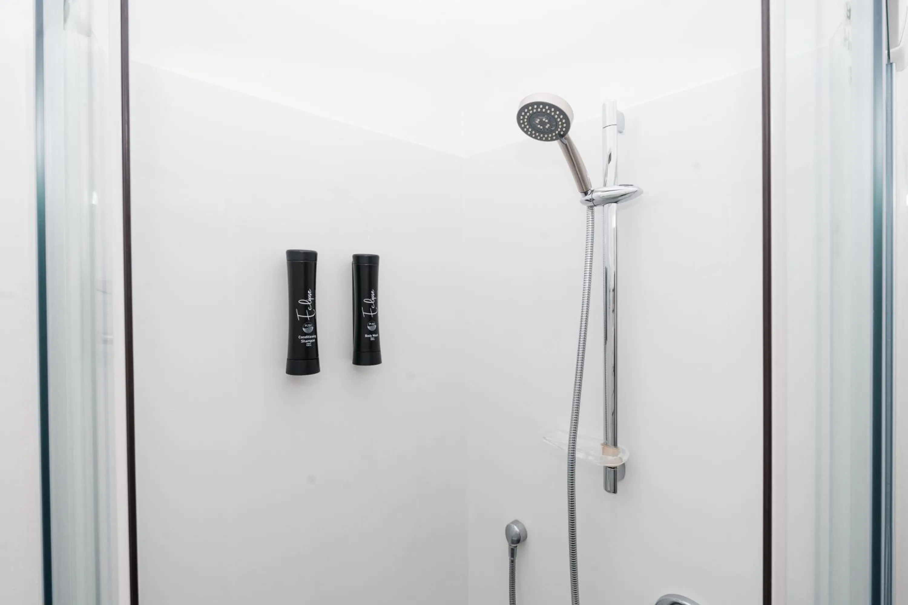 Shower in Gilmer Apartment Hotel