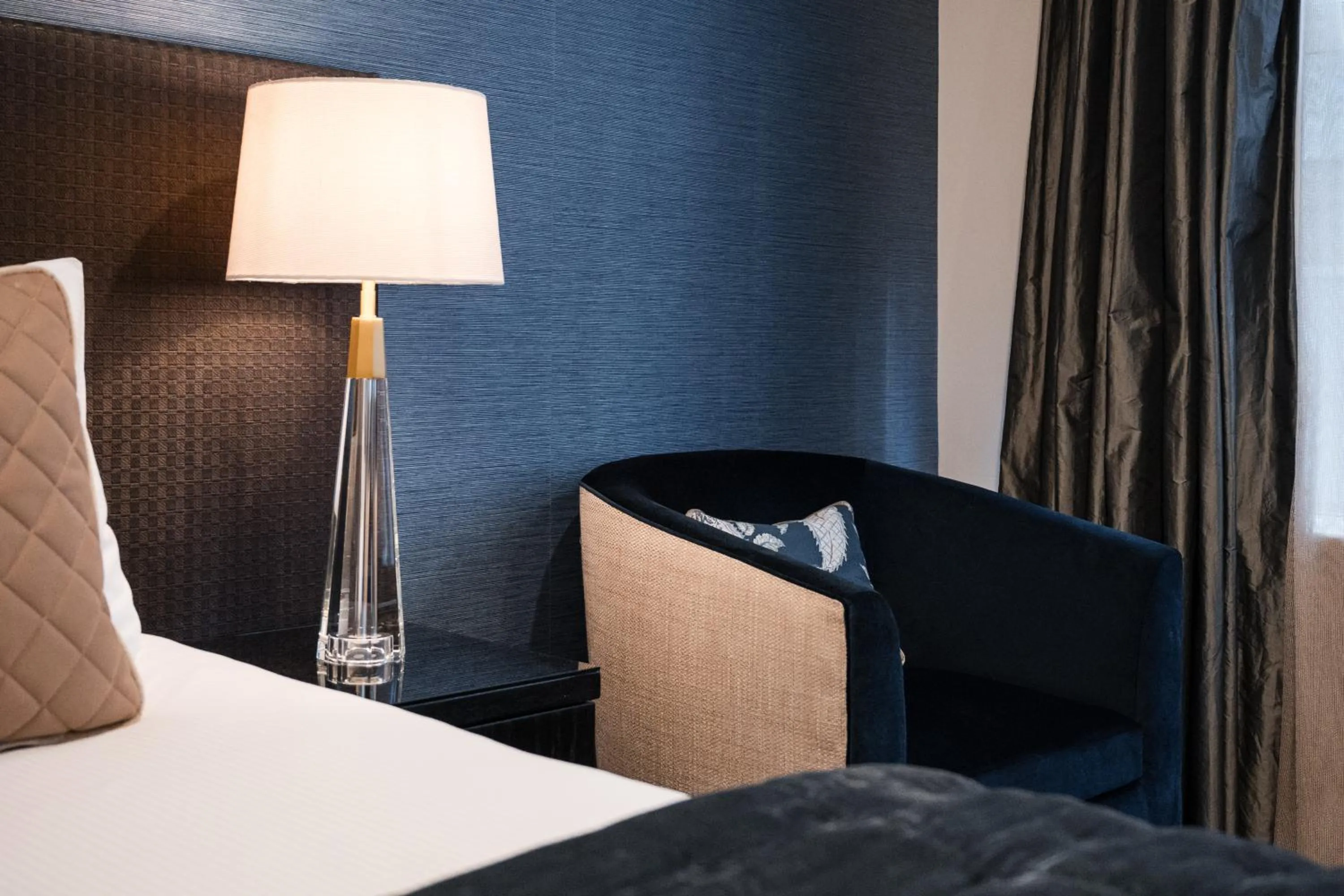 Seating area, Bed in Gilmer Apartment Hotel