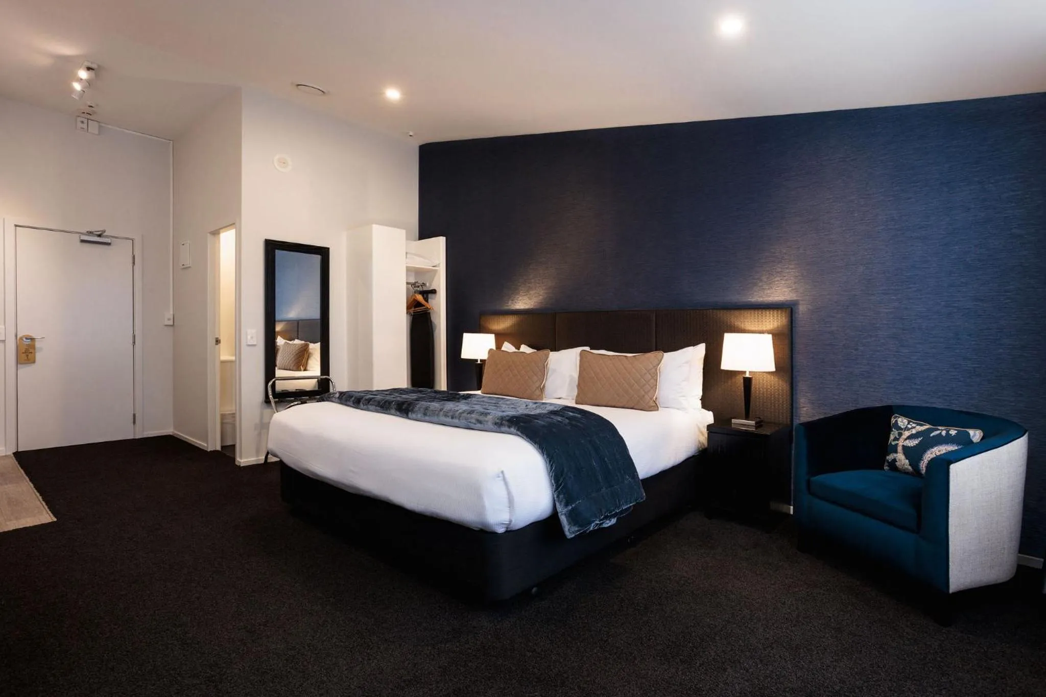 Photo of the whole room, Bed in Gilmer Apartment Hotel