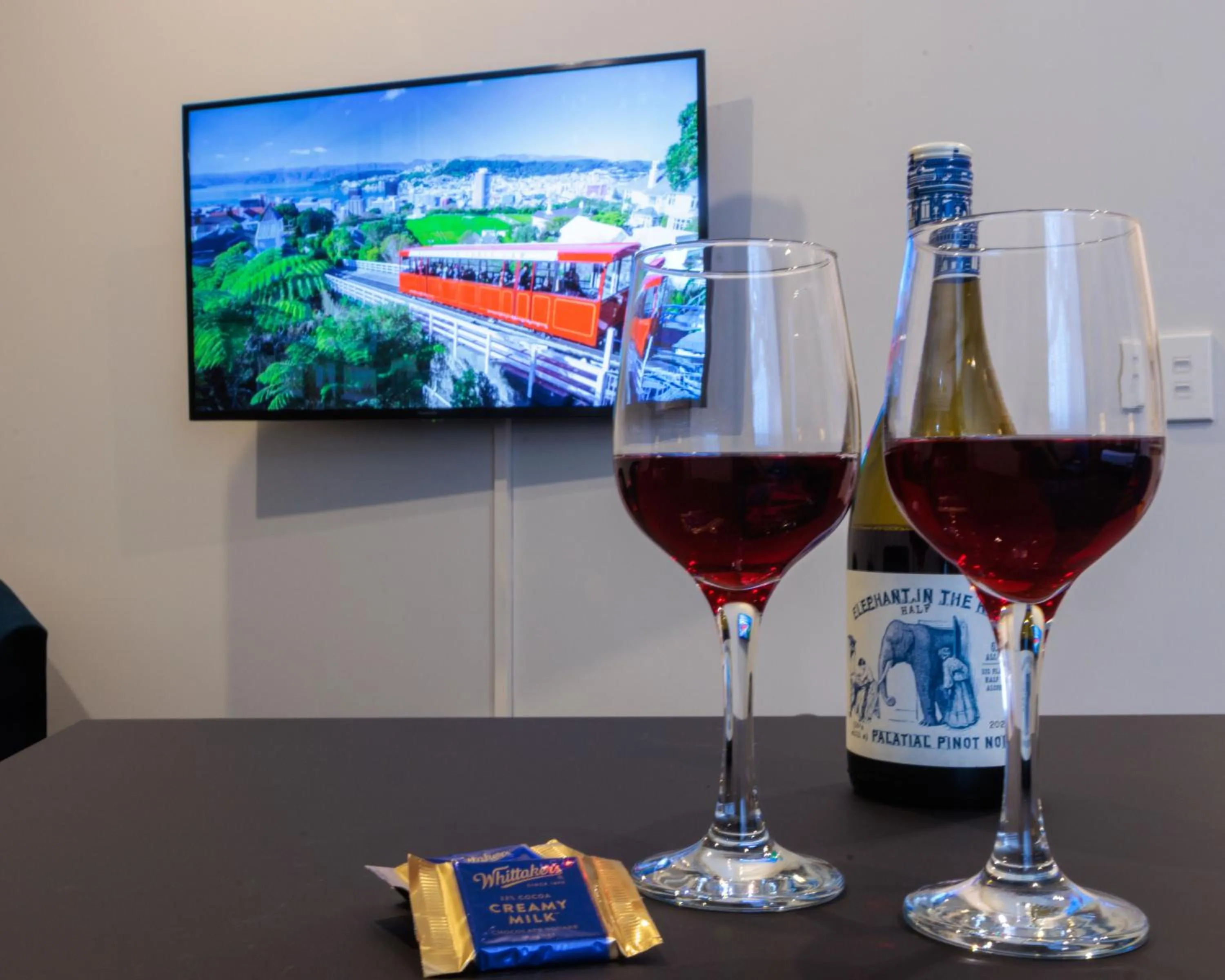 TV and multimedia in Gilmer Apartment Hotel