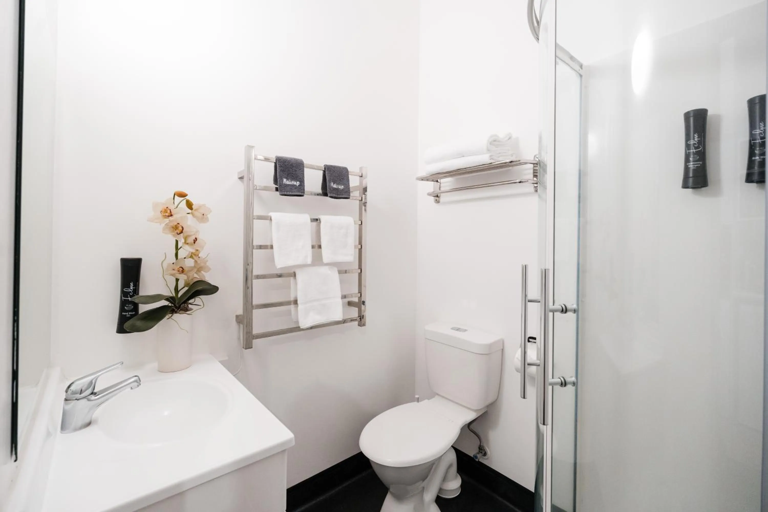 Toilet in Gilmer Apartment Hotel