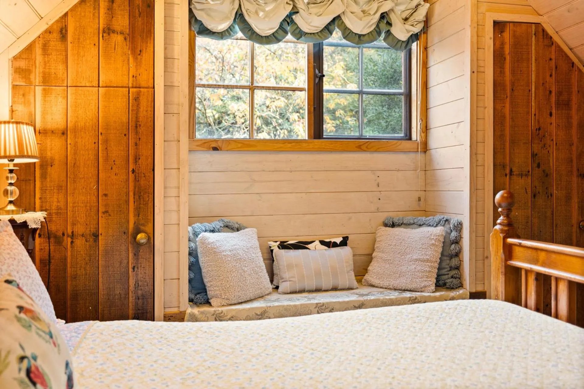 Bed in Arnica Views Summit Retreat