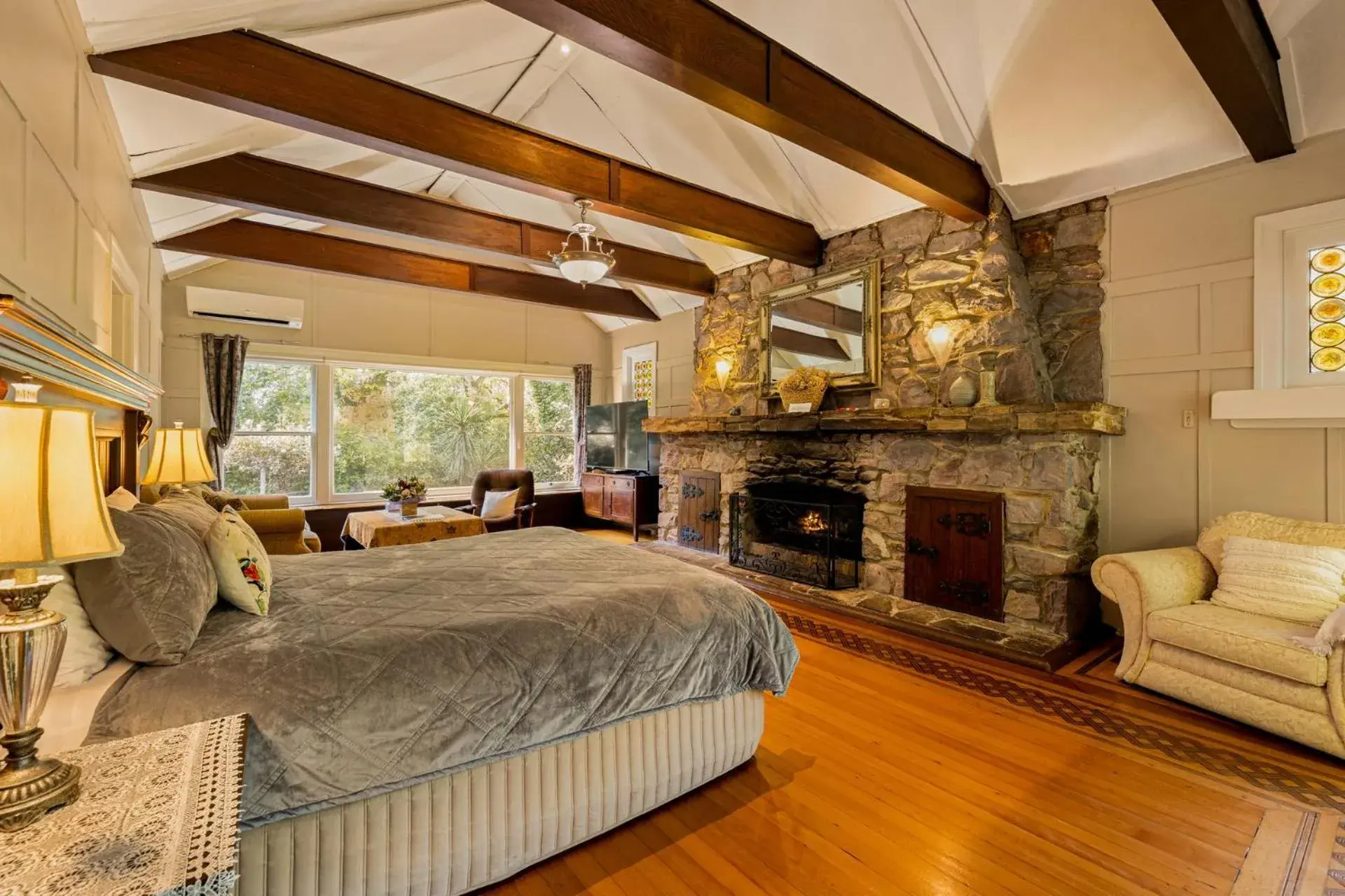 Manor King Suite in Arnica Views Summit Retreat Manor King Suite in Arnica Views Summit Retreat