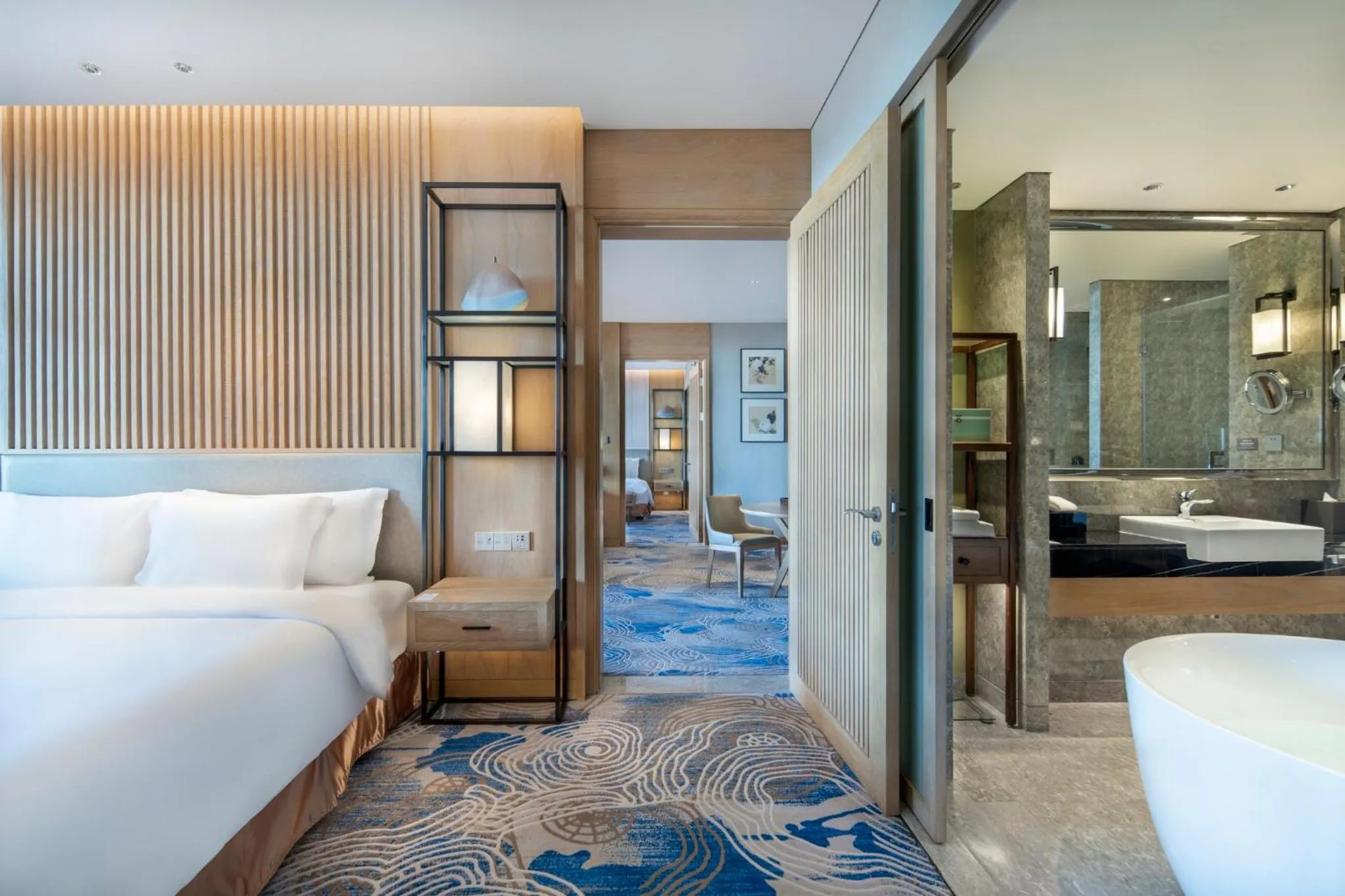 Photo of the whole room, Bed in Crowne Plaza - Kunming Ancient Dian Town by IHG