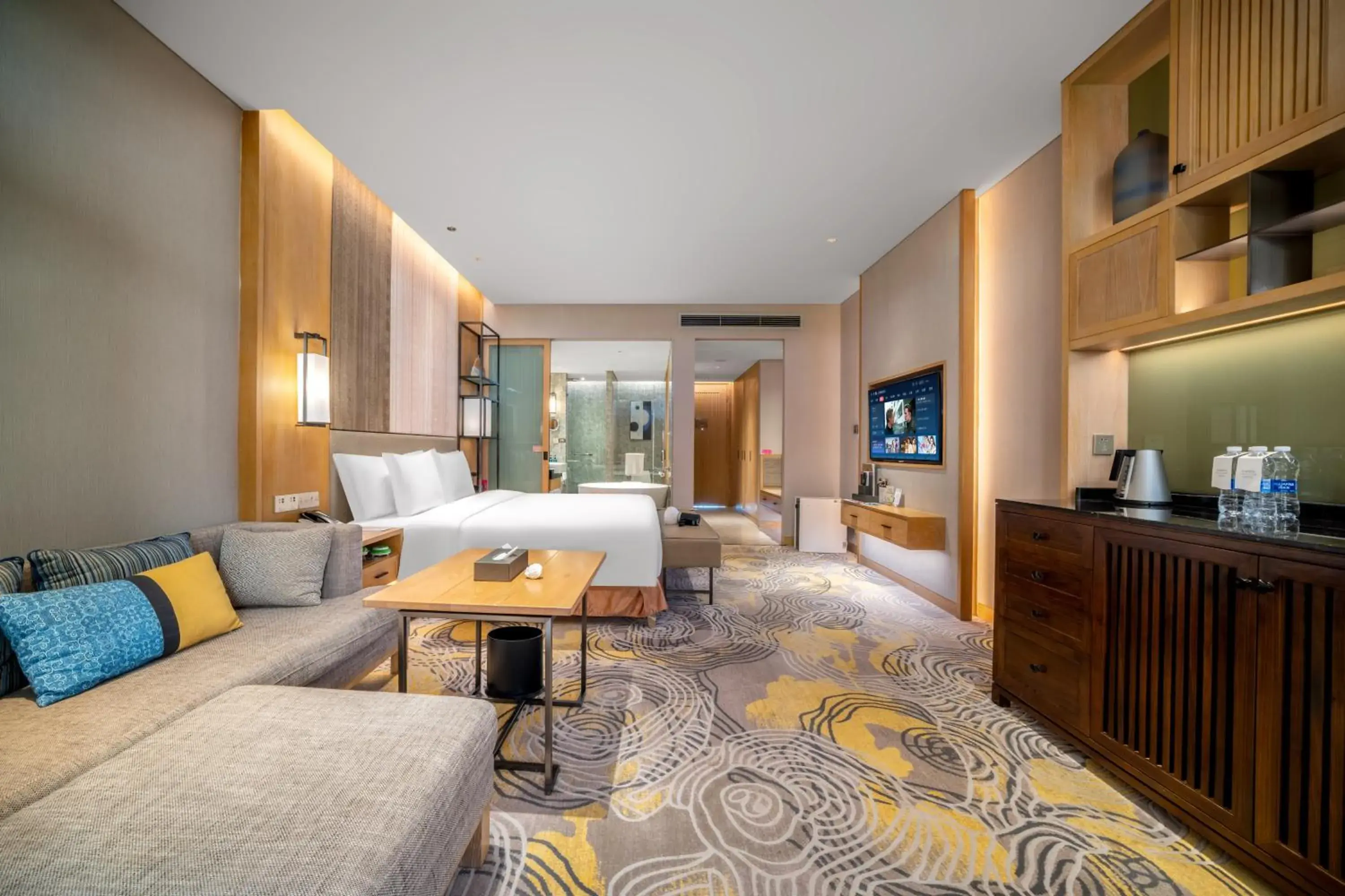 Bedroom, Bed in Crowne Plaza - Kunming Ancient Dian Town by IHG Bedroom, Bed in Crowne Plaza - Kunming Ancient Dian Town by IHG