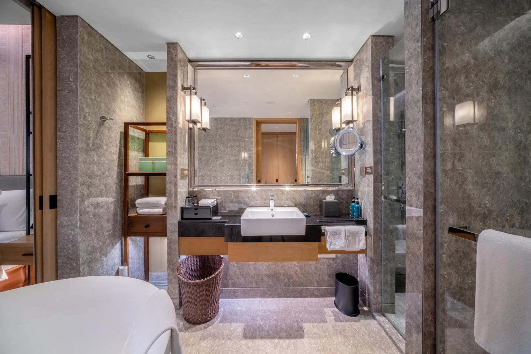 Photo of the whole room in Crowne Plaza - Kunming Ancient Dian Town by IHG