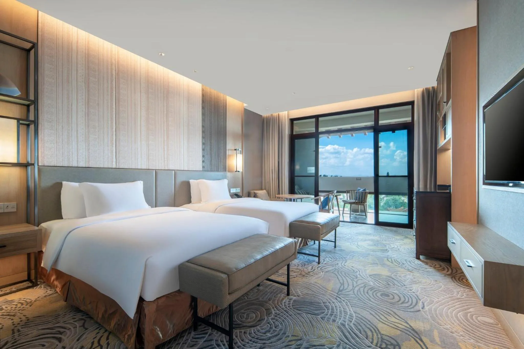 Photo of the whole room, Bed in Crowne Plaza - Kunming Ancient Dian Town by IHG