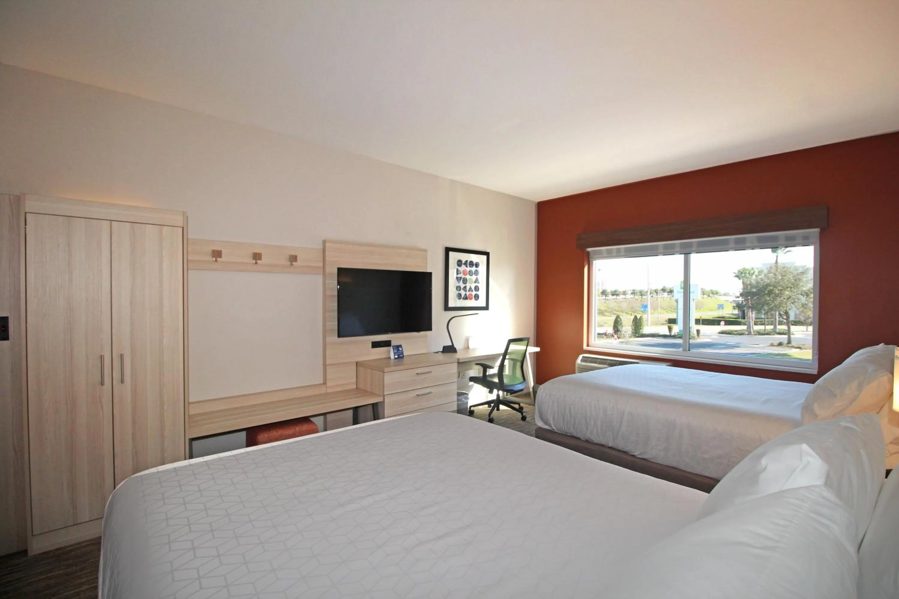 Photo of the whole room, Bed in Holiday Inn Express & Suites Ocala by IHG