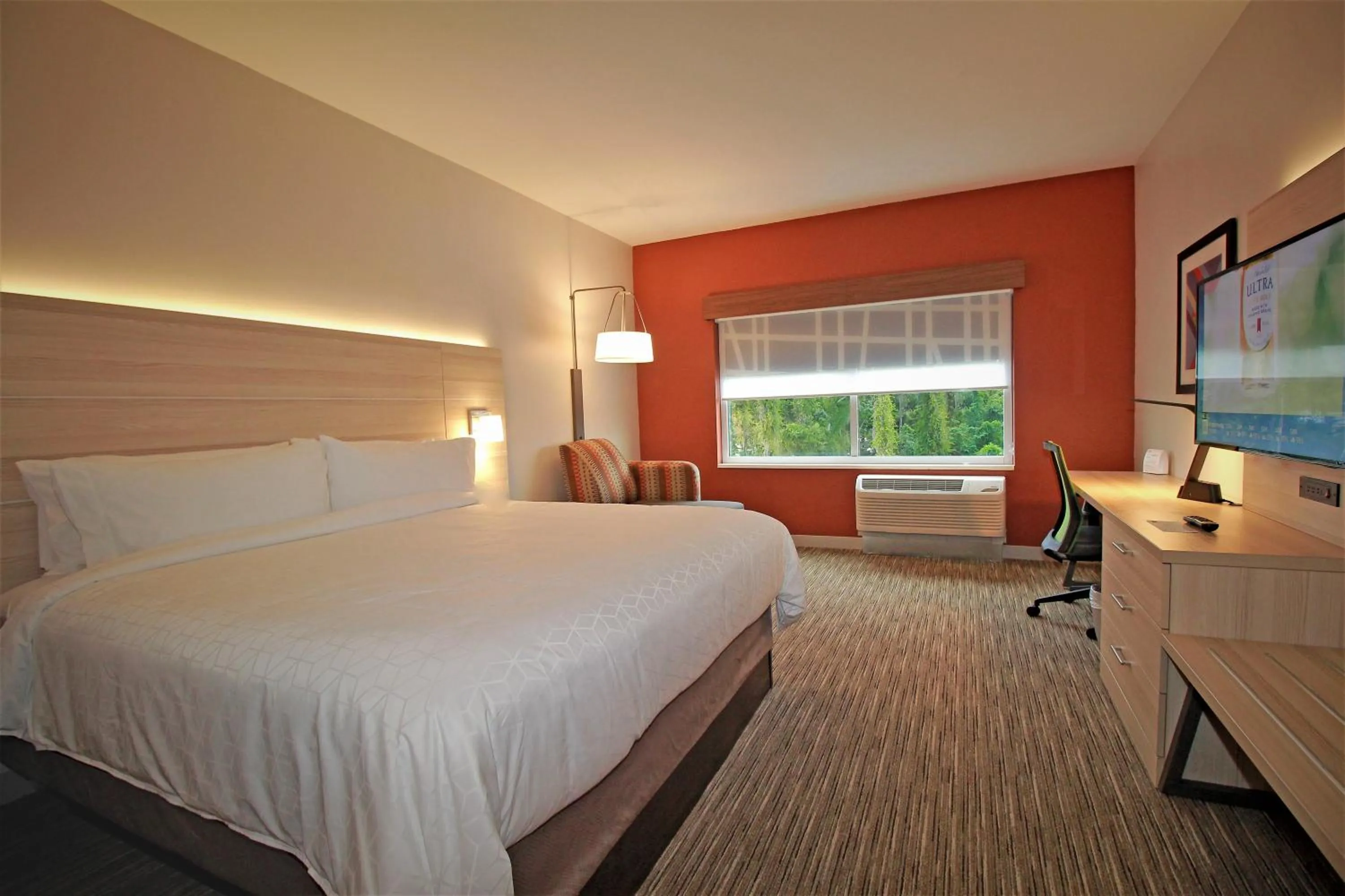 Photo of the whole room, Bed in Holiday Inn Express & Suites Ocala by IHG