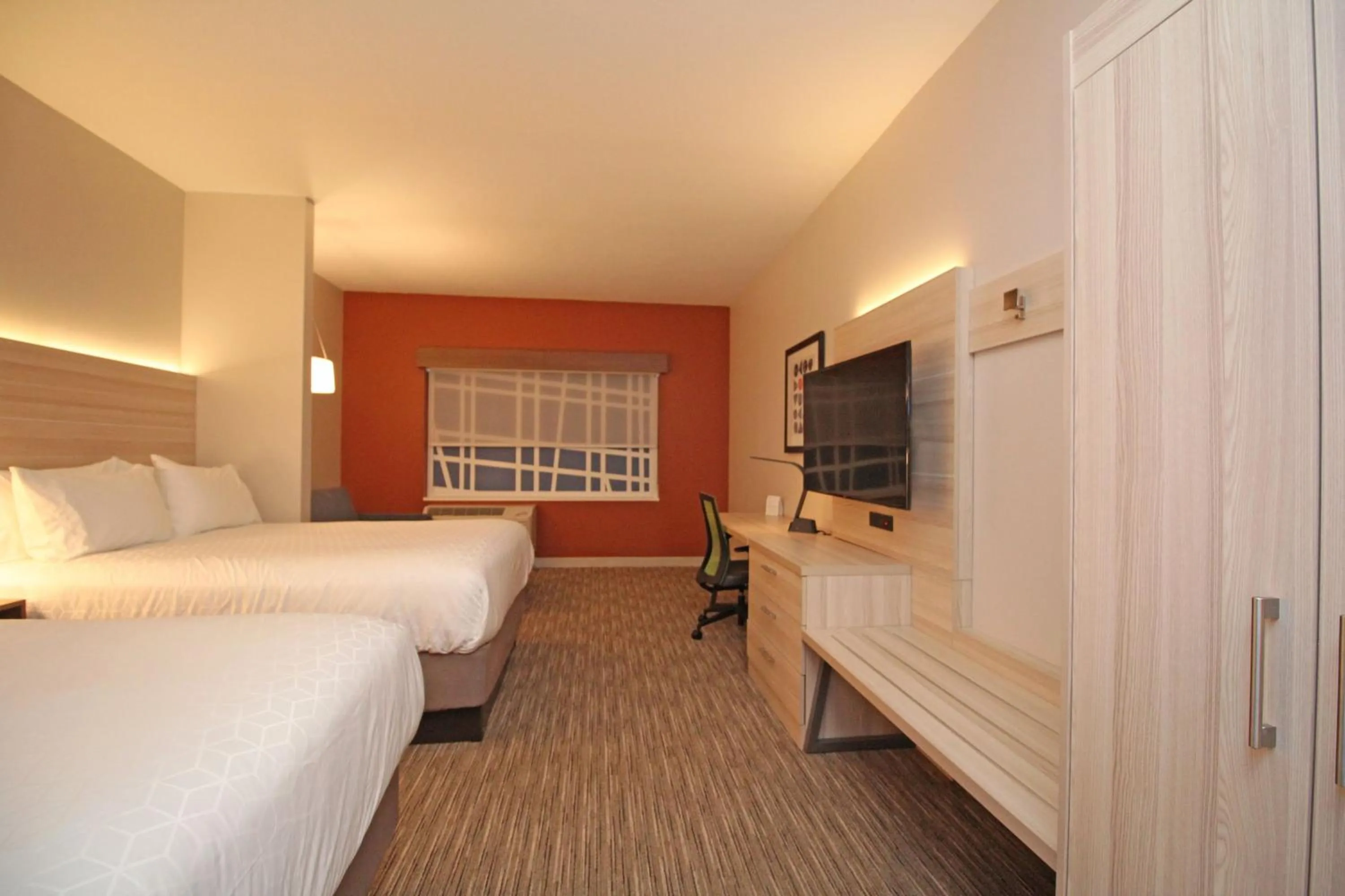 Photo of the whole room, Bed in Holiday Inn Express & Suites Ocala by IHG
