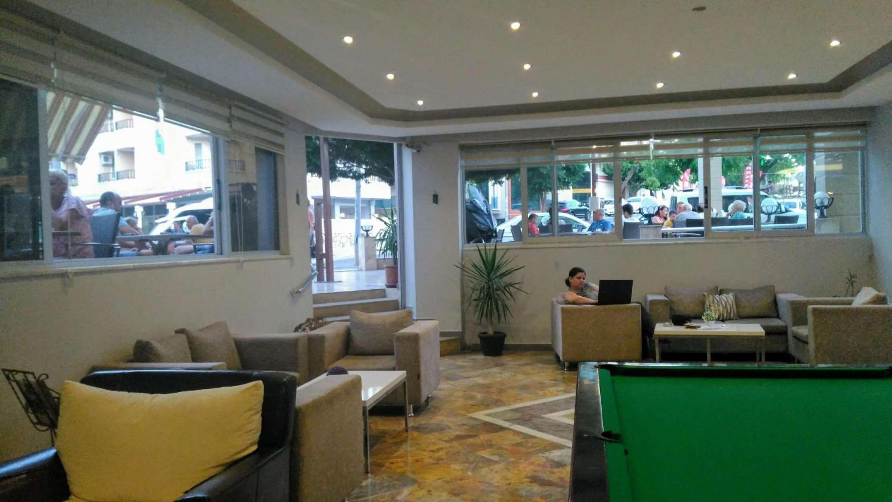 Restaurant/places to eat in meryemana hotel