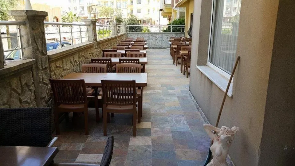 Restaurant/places to eat in meryemana hotel