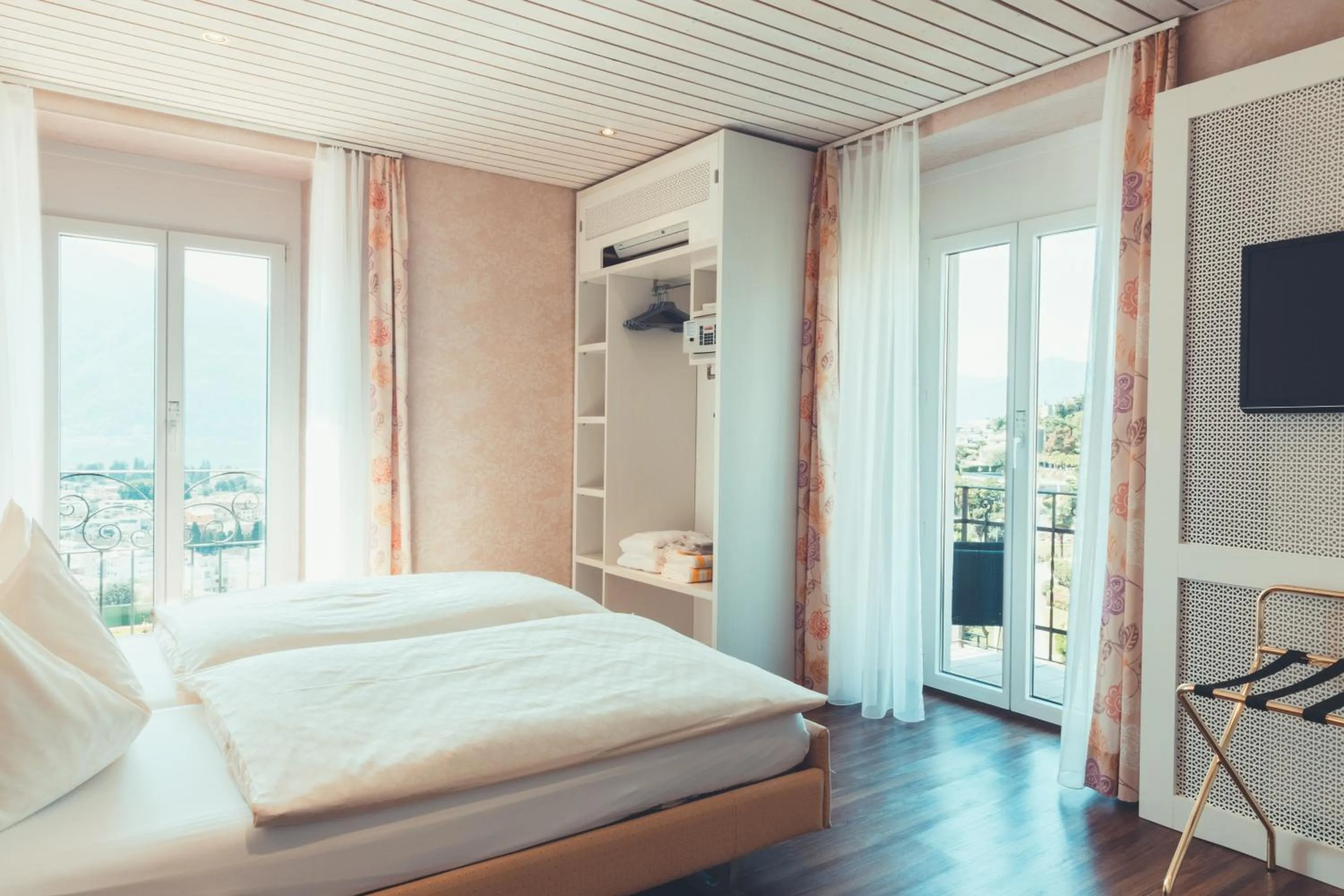 Photo of the whole room, Bed in Hotel Tobler